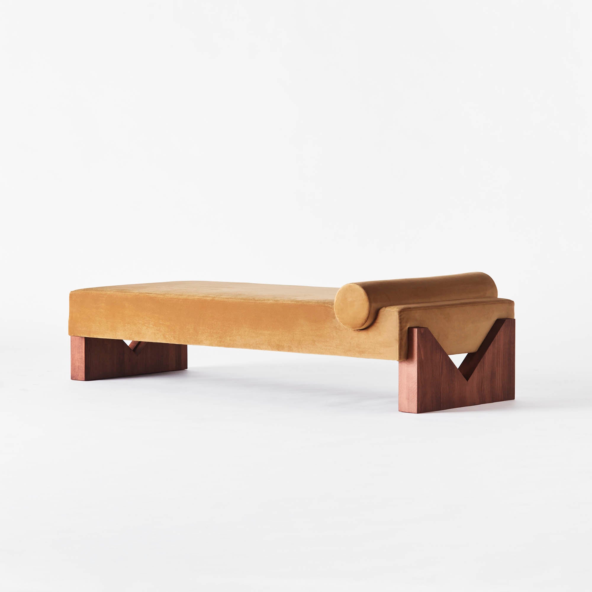 Ležanka v hořčičkovém sametu