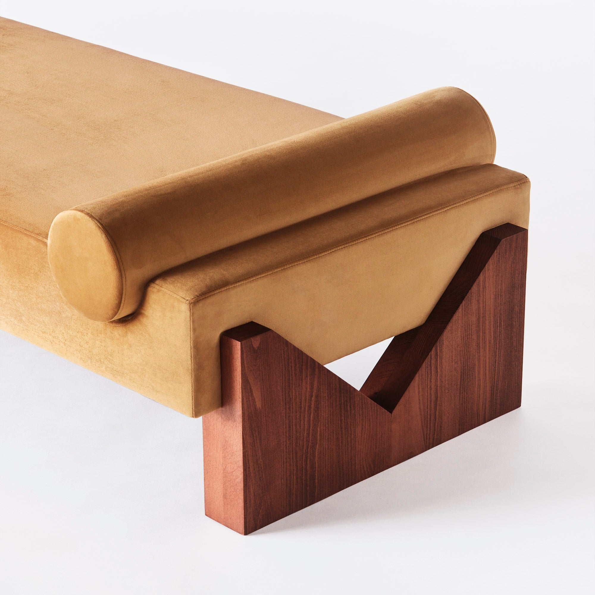 Ležanka v hořčičkovém sametu