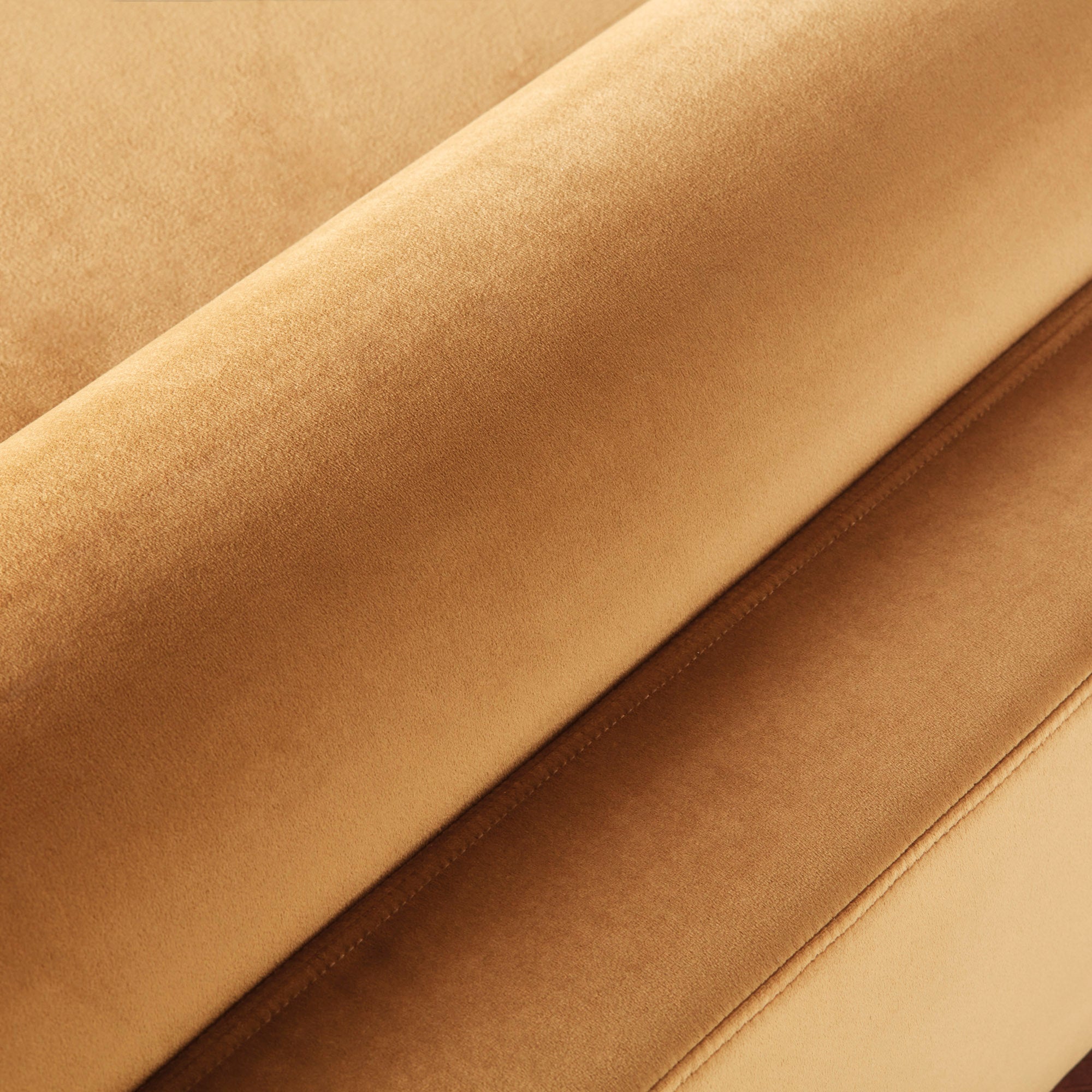 Ležanka v hořčičkovém sametu