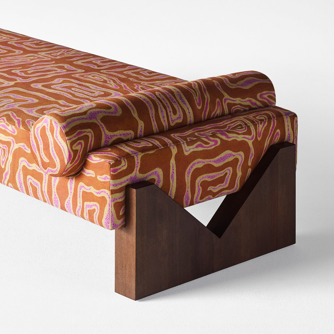 Ležanka v oranžové s růžovo-bežovým vzorem