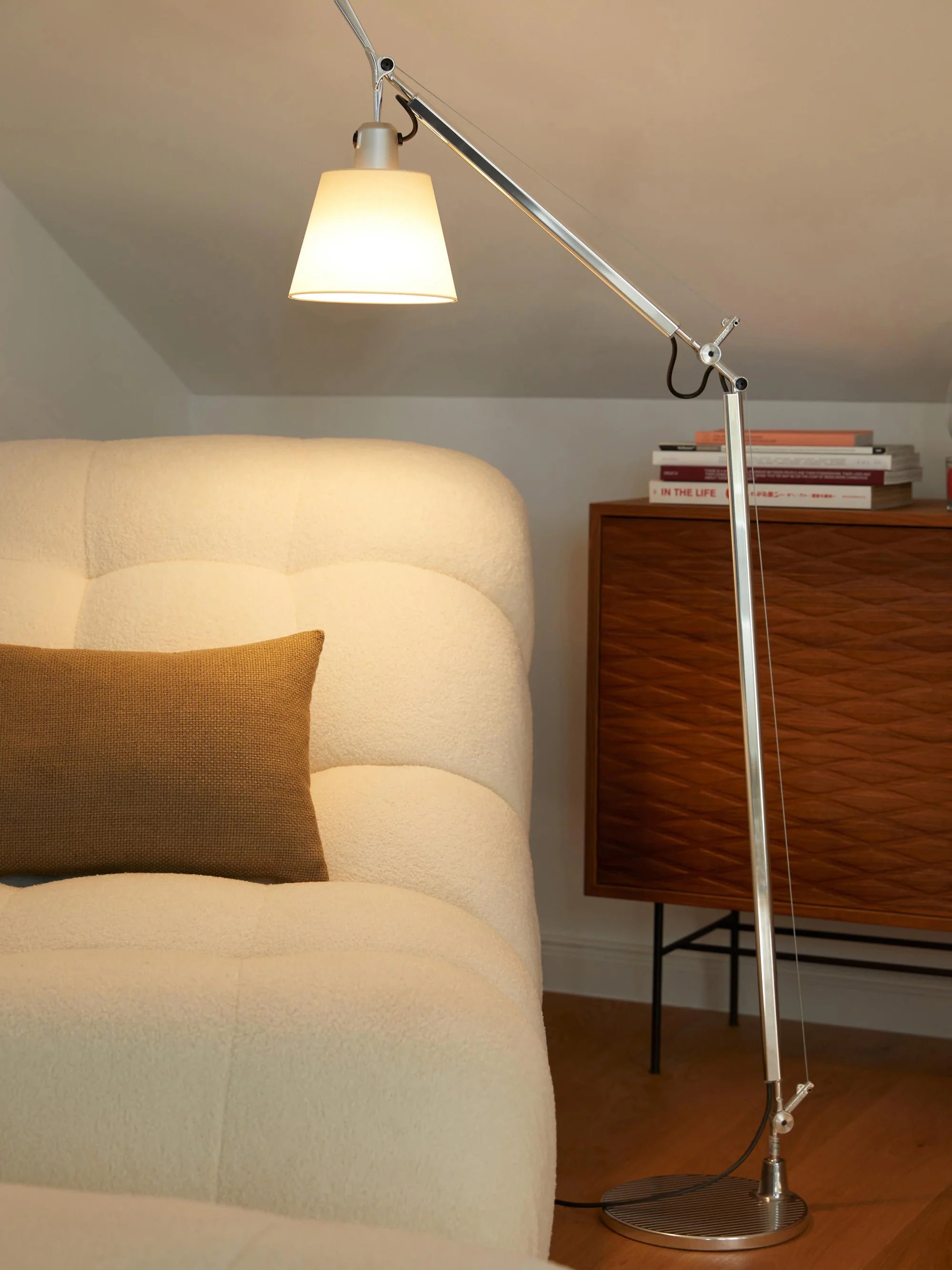 Stojací lampa na čtení TOLOMEO BASCULANTE s pergamenovým stínidlem a stříbrným podstavcem