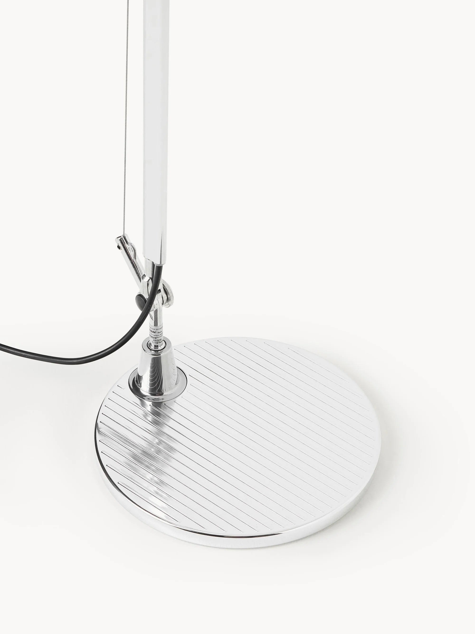 Stojací lampa na čtení TOLOMEO BASCULANTE s pergamenovým stínidlem a stříbrným podstavcem