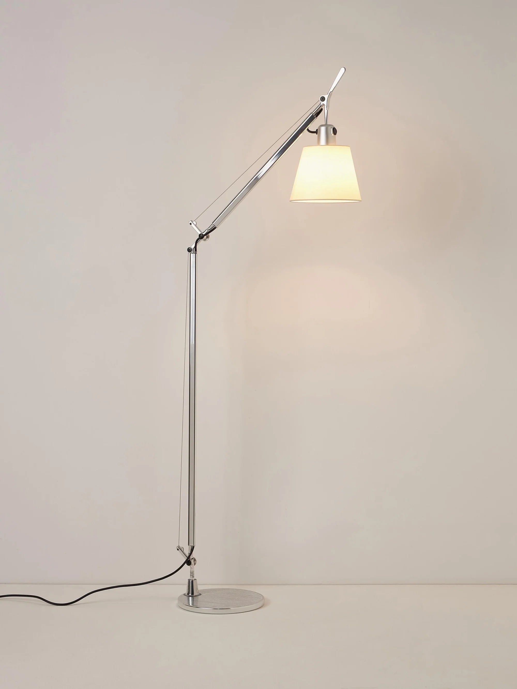 Stojací lampa na čtení TOLOMEO BASCULANTE s pergamenovým stínidlem a stříbrným podstavcem