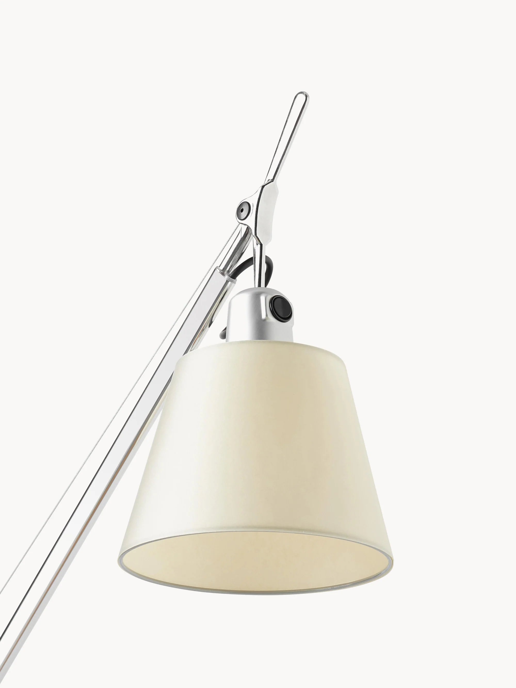 Stojací lampa na čtení TOLOMEO BASCULANTE s pergamenovým stínidlem a stříbrným podstavcem