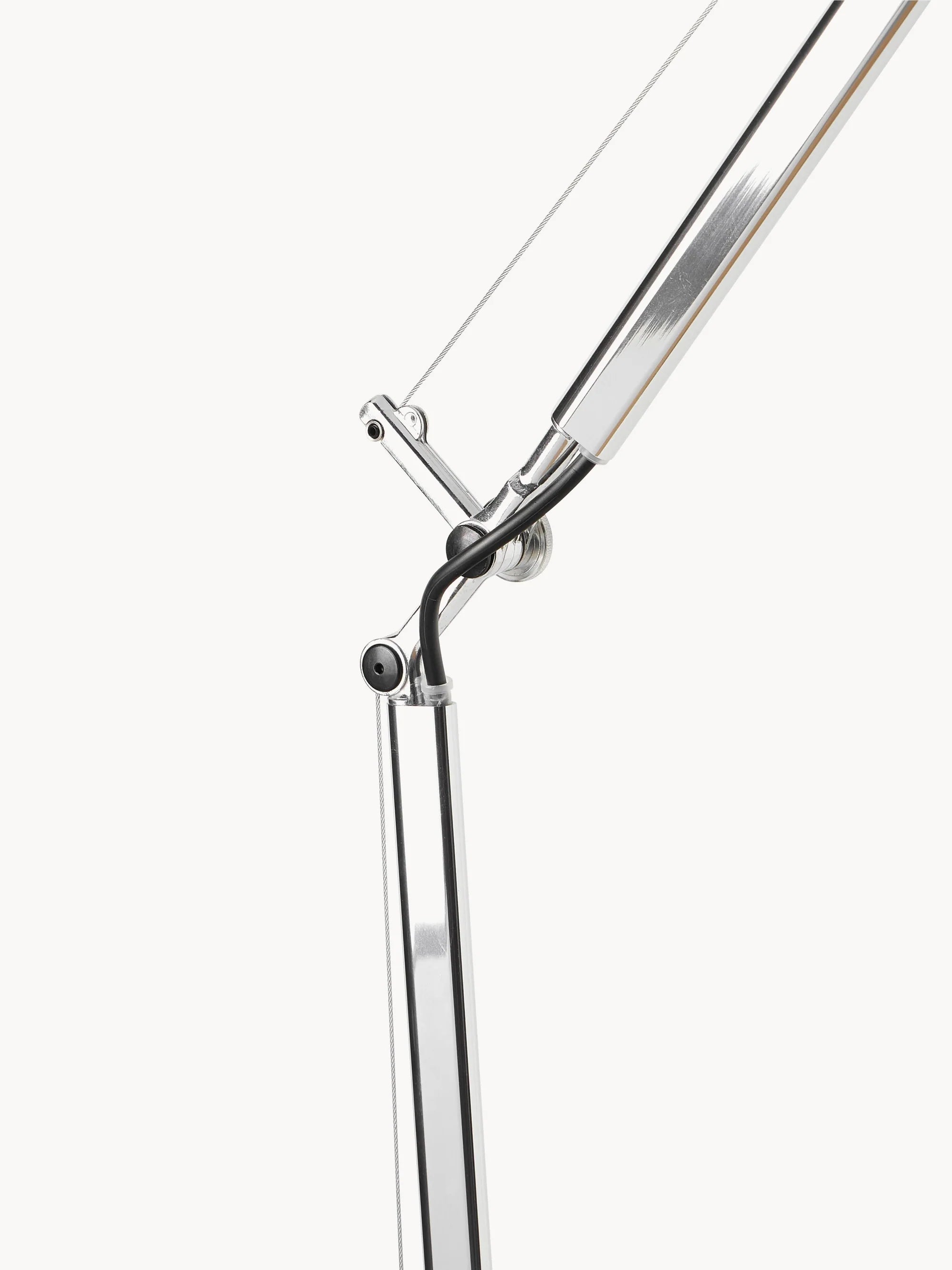 Stojací lampa na čtení TOLOMEO BASCULANTE s pergamenovým stínidlem a stříbrným podstavcem