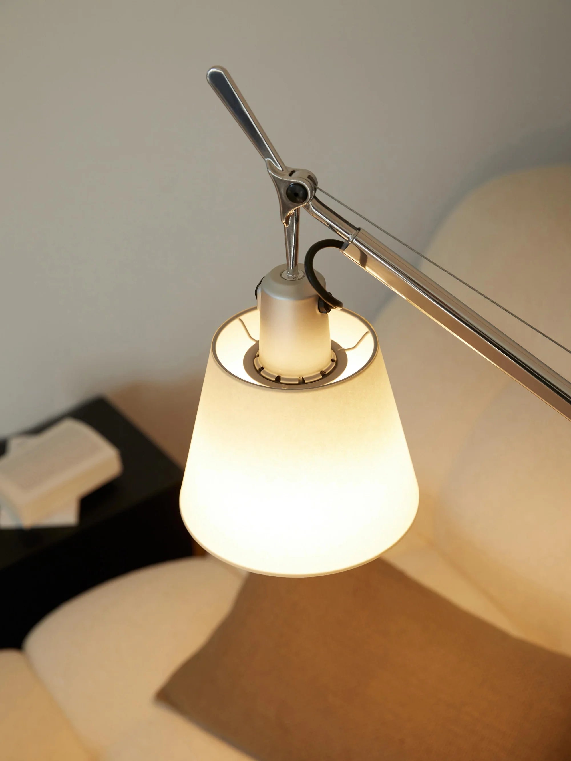 Stojací lampa na čtení TOLOMEO BASCULANTE s pergamenovým stínidlem a stříbrným podstavcem