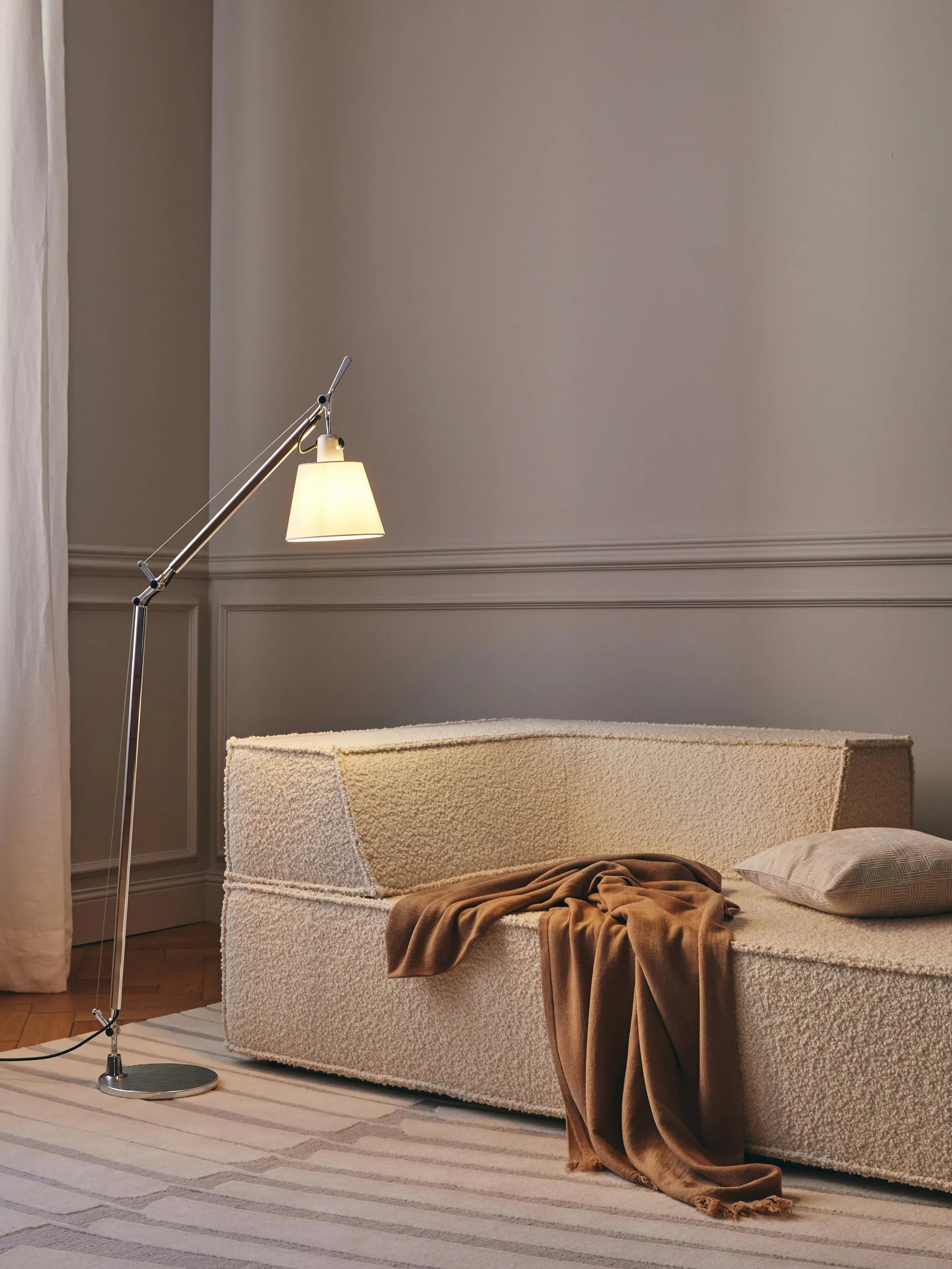 Stojací lampa na čtení TOLOMEO BASCULANTE s pergamenovým stínidlem a stříbrným podstavcem