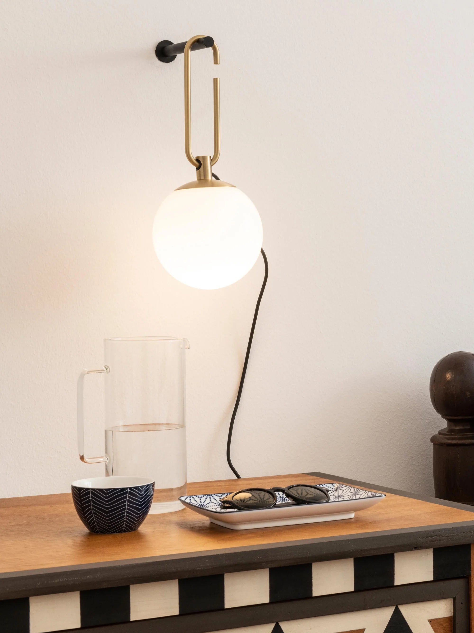 Nástěnné svítidlo NH černé s mosazným a bílým sklem