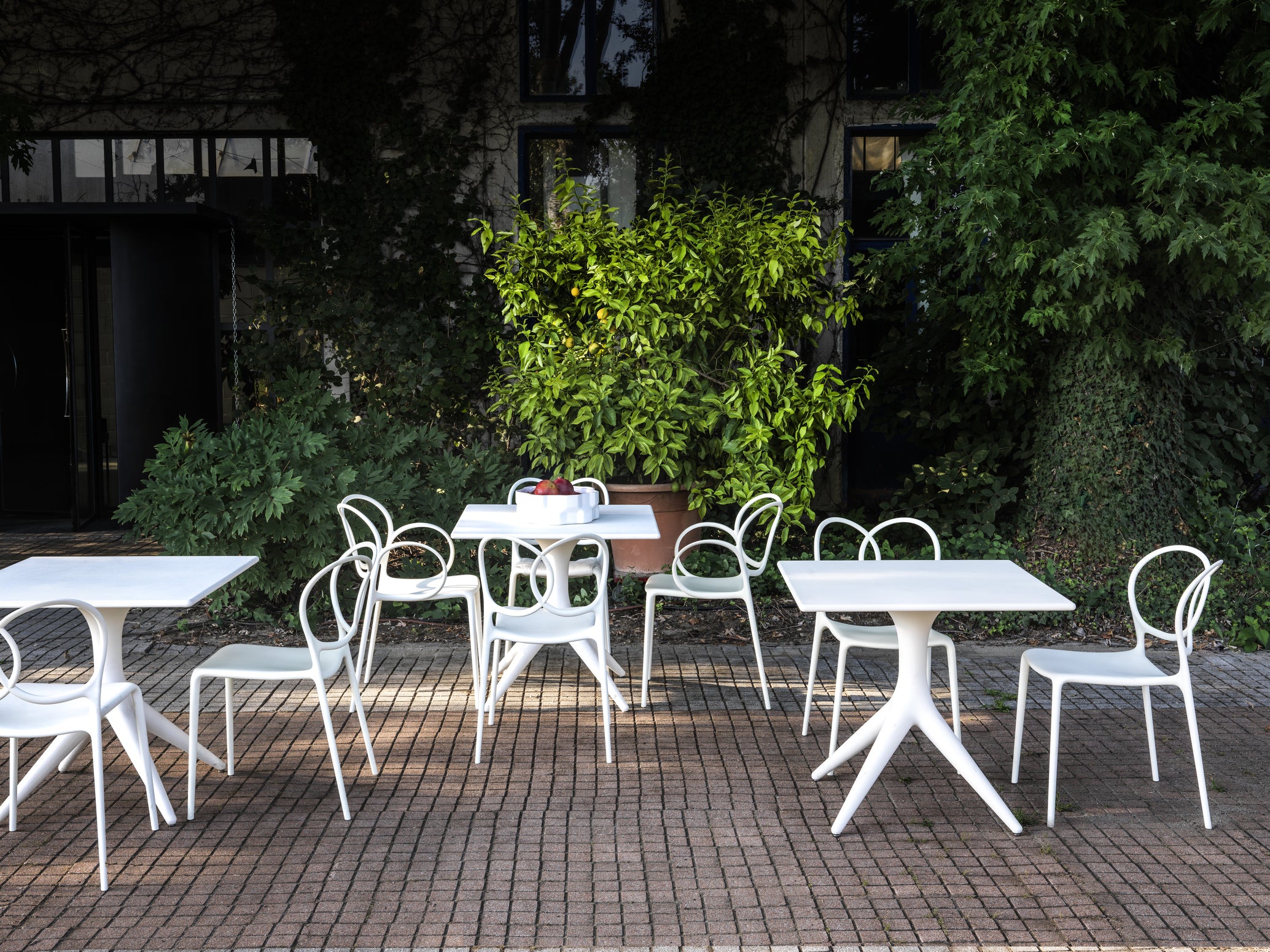 Bílý zahradní stůl APP