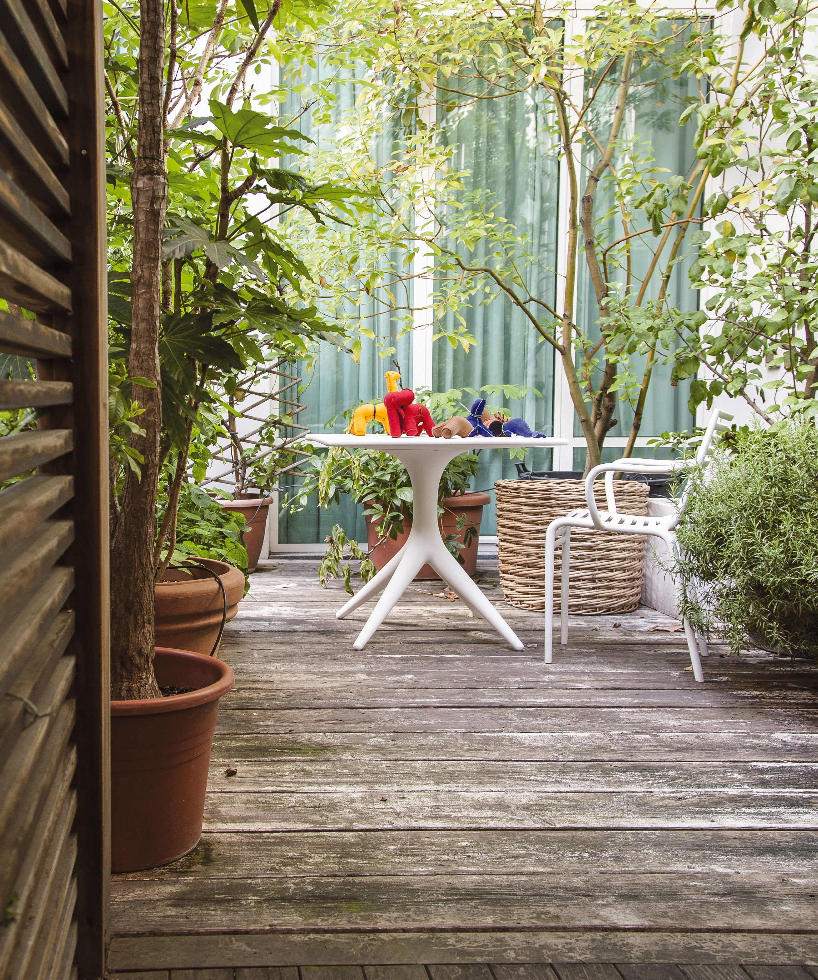 Bílý zahradní stůl APP