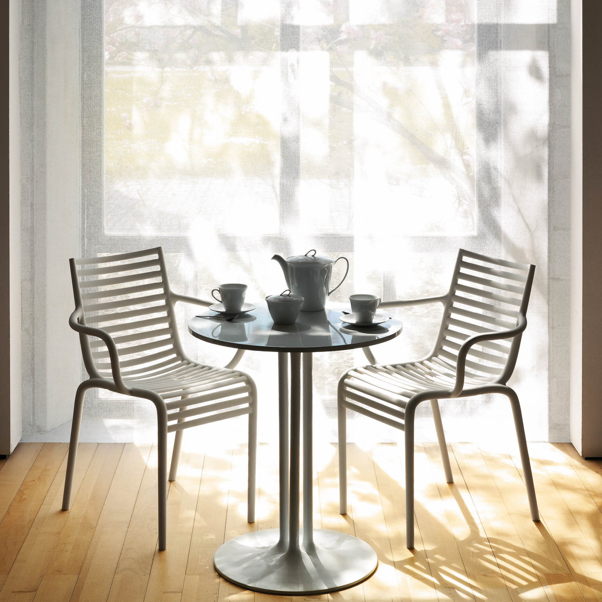 Chair with pip-e armrests blue