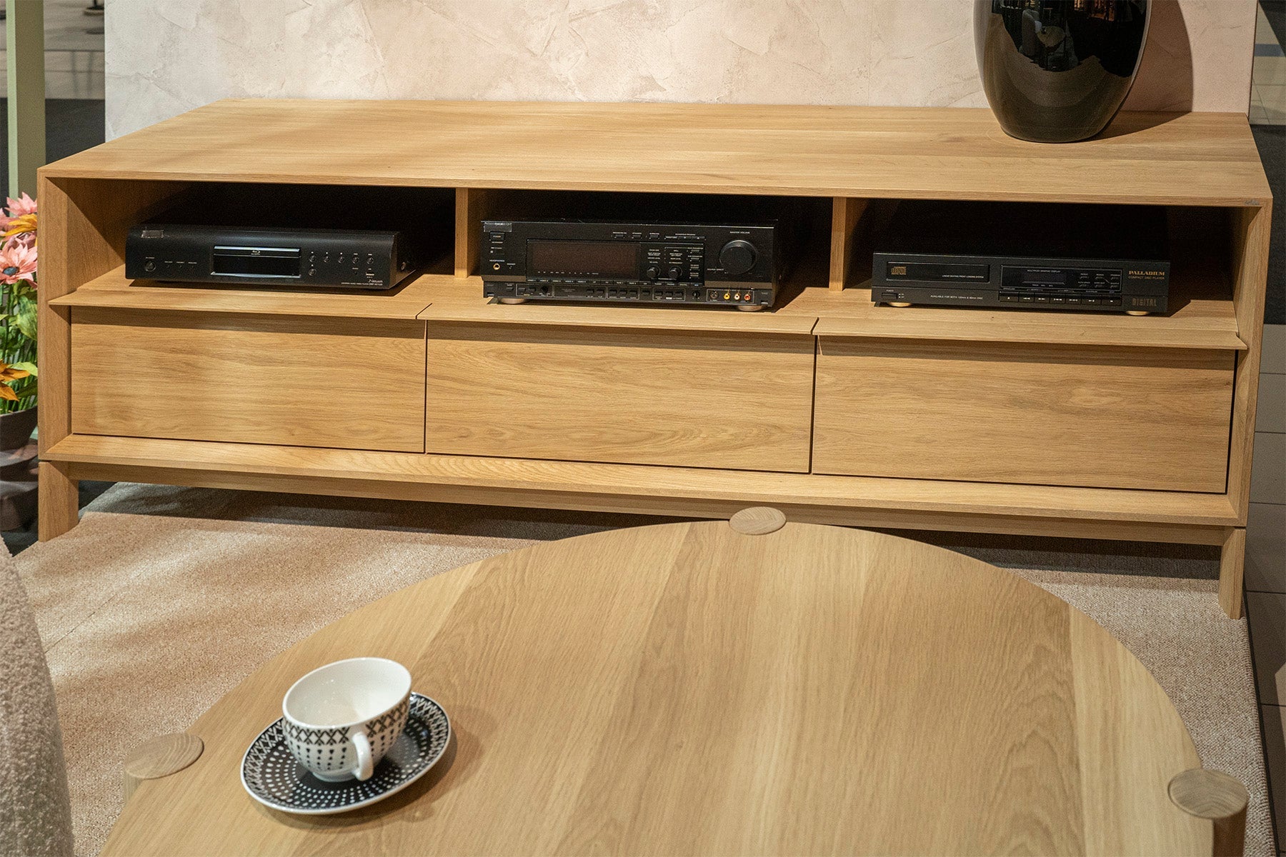 Televizní stolek MIZO z masivního dřeva