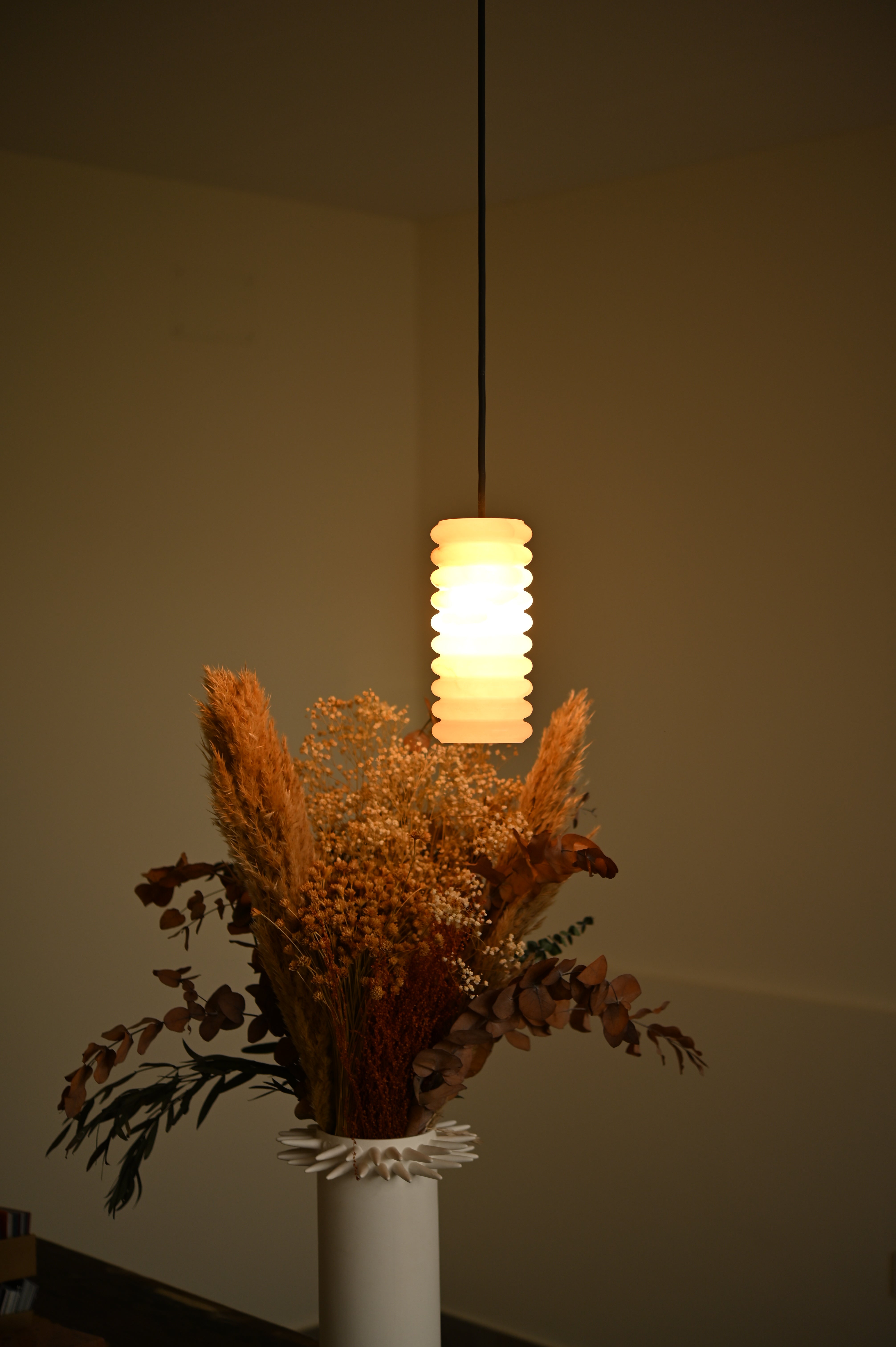 Závěsné svítidlo MANIKO FLUTA bílý alabastr