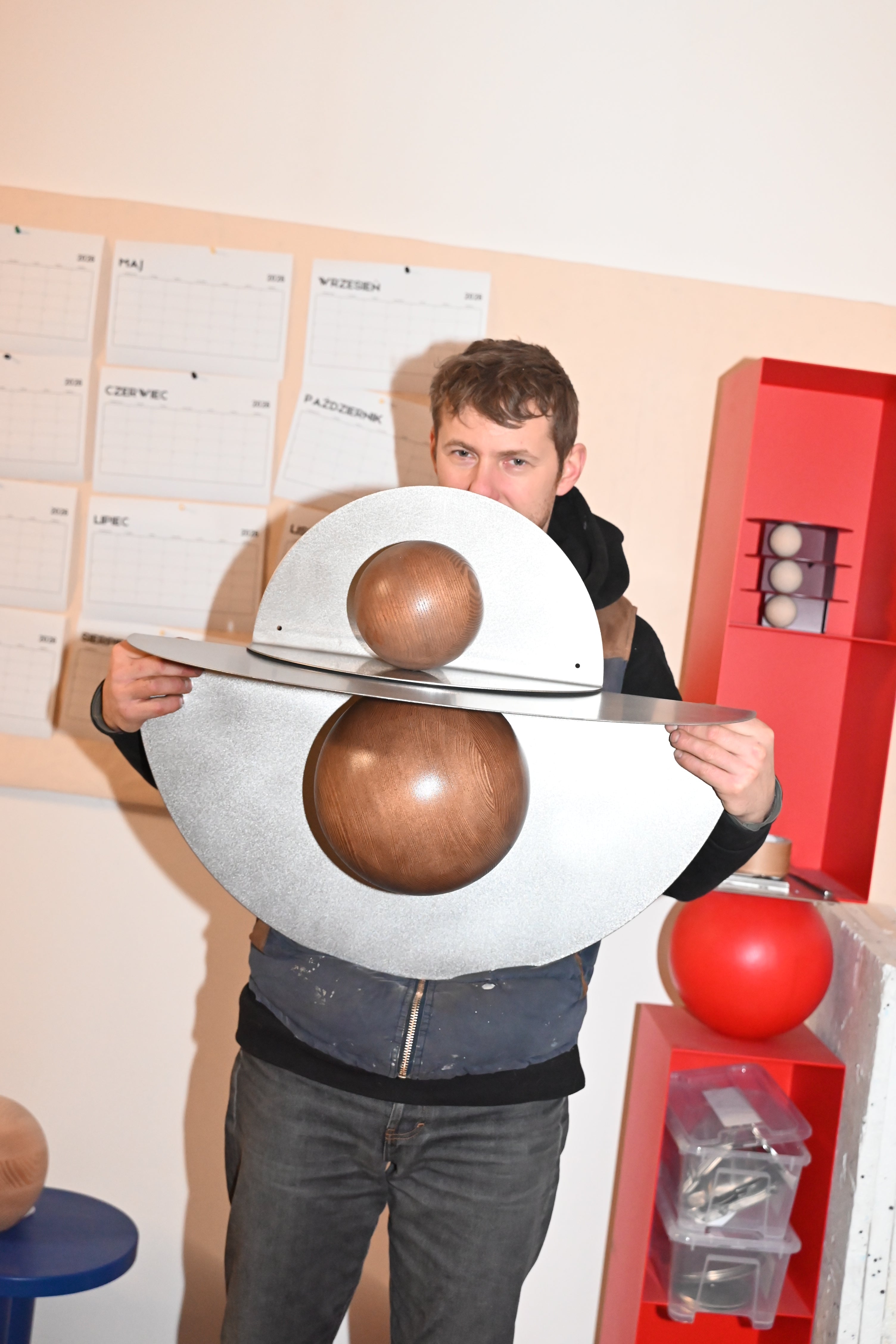 Nástěnná police POP z oceli a dřeva