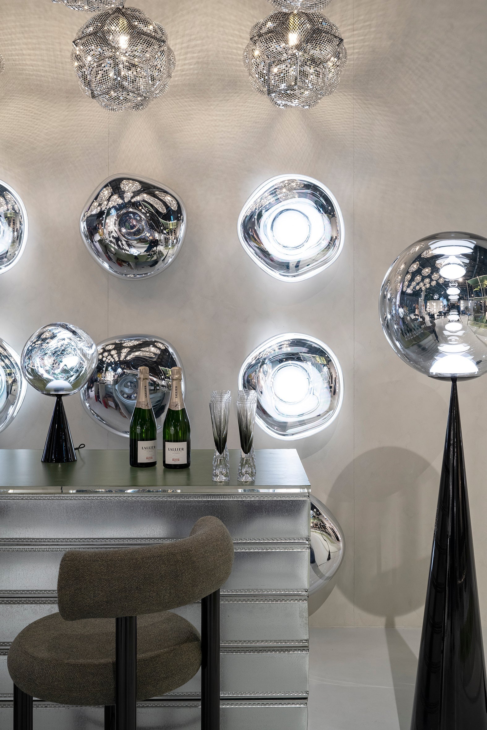 Set of champagne glasses tank black glass