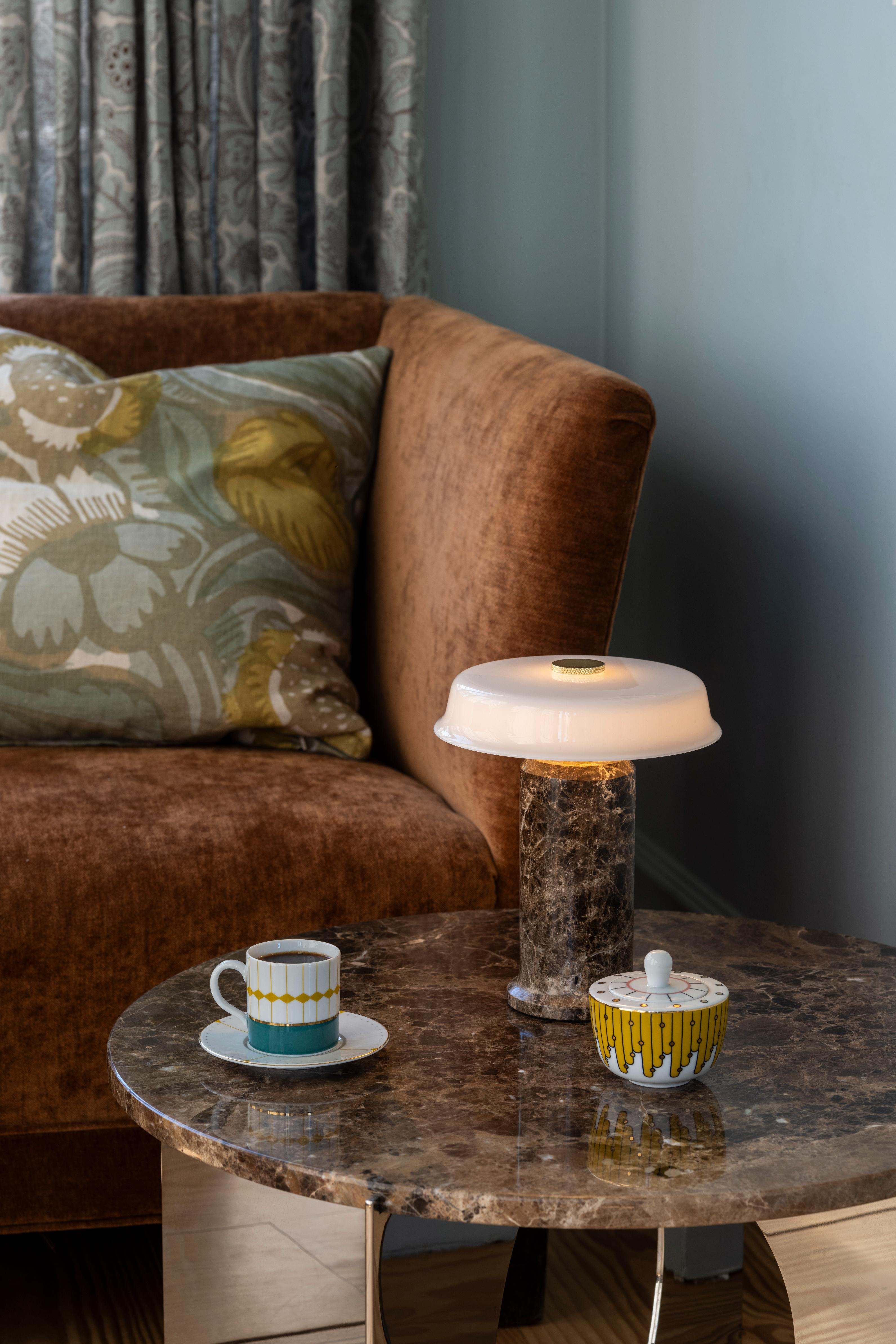 Přenosná lampa TRIP Č. 2 hnědý mramor s mléčně bílým sklem