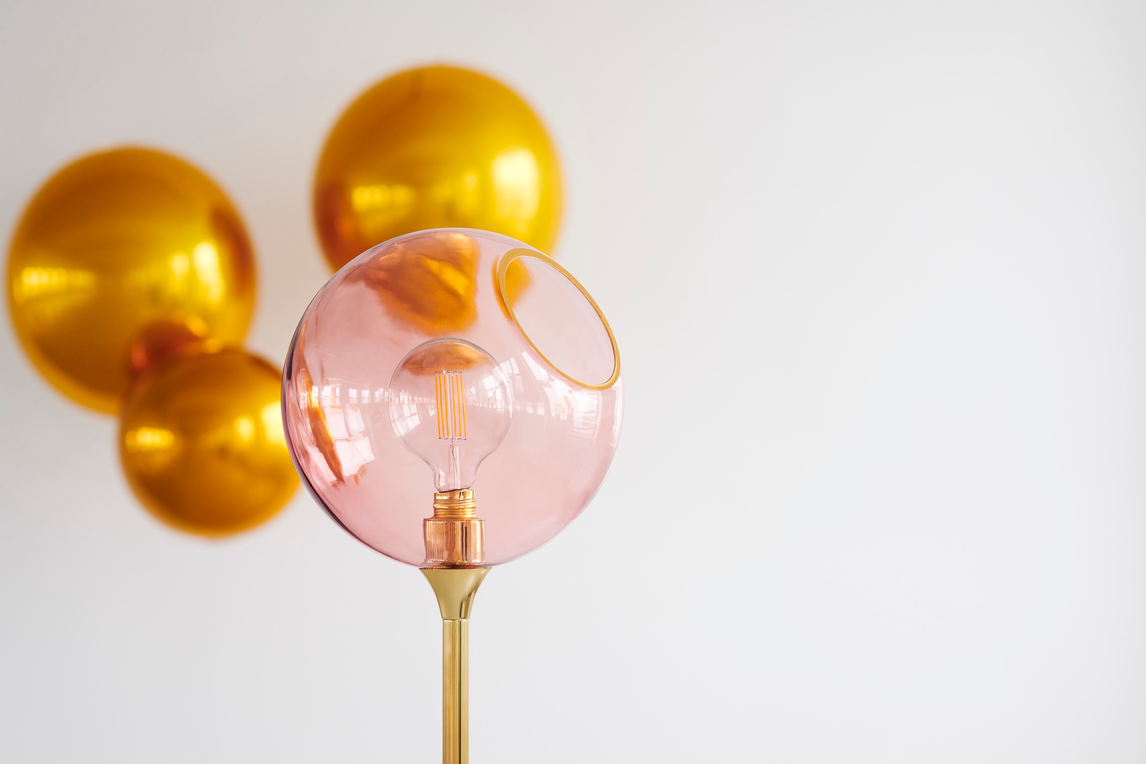 Stojací lampa BALLROOM růžová se zlatým podstavcem