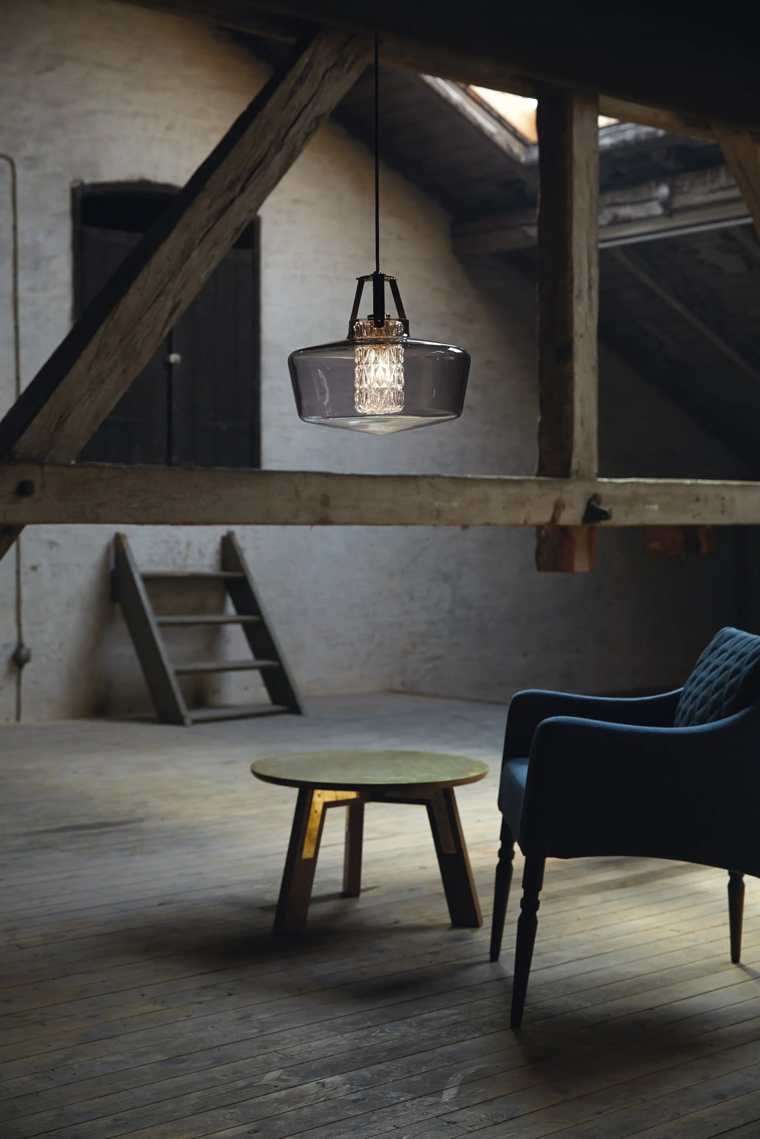 Lampa wisząca ADDICTED TO US dymione szkło z czarną skórą – Design By Us