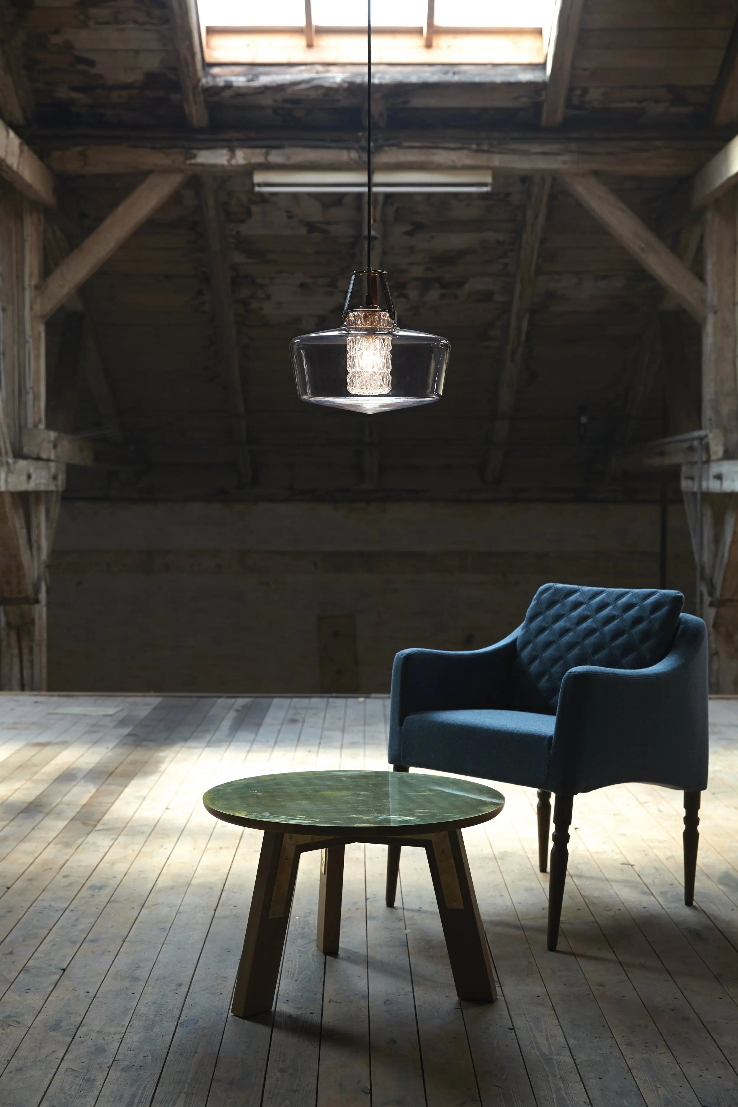 Lampa wisząca ADDICTED TO US dymione szkło z czarną skórą – Design By Us