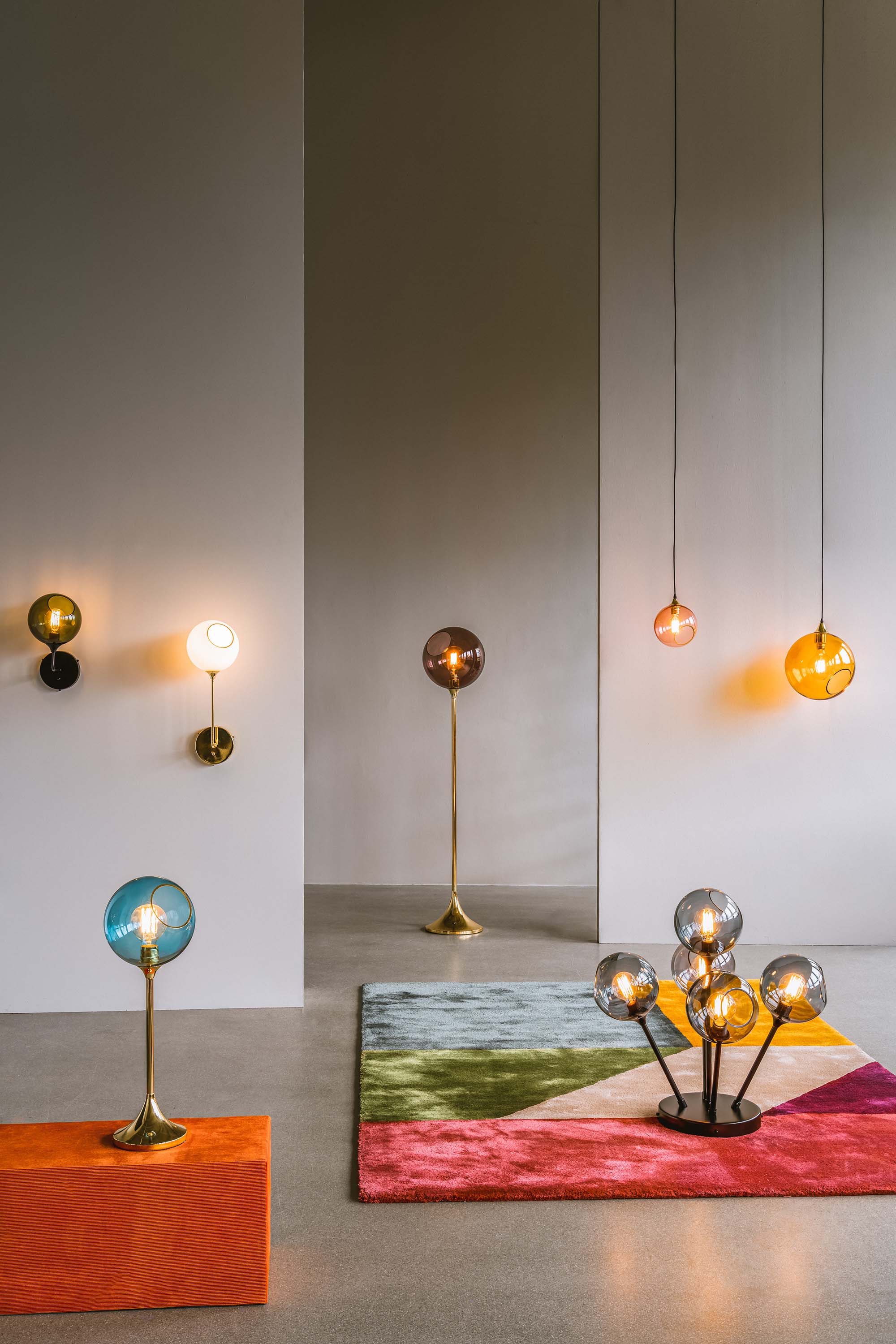 Stojací lampa BALLROOM švestková se zlatým podstavcem