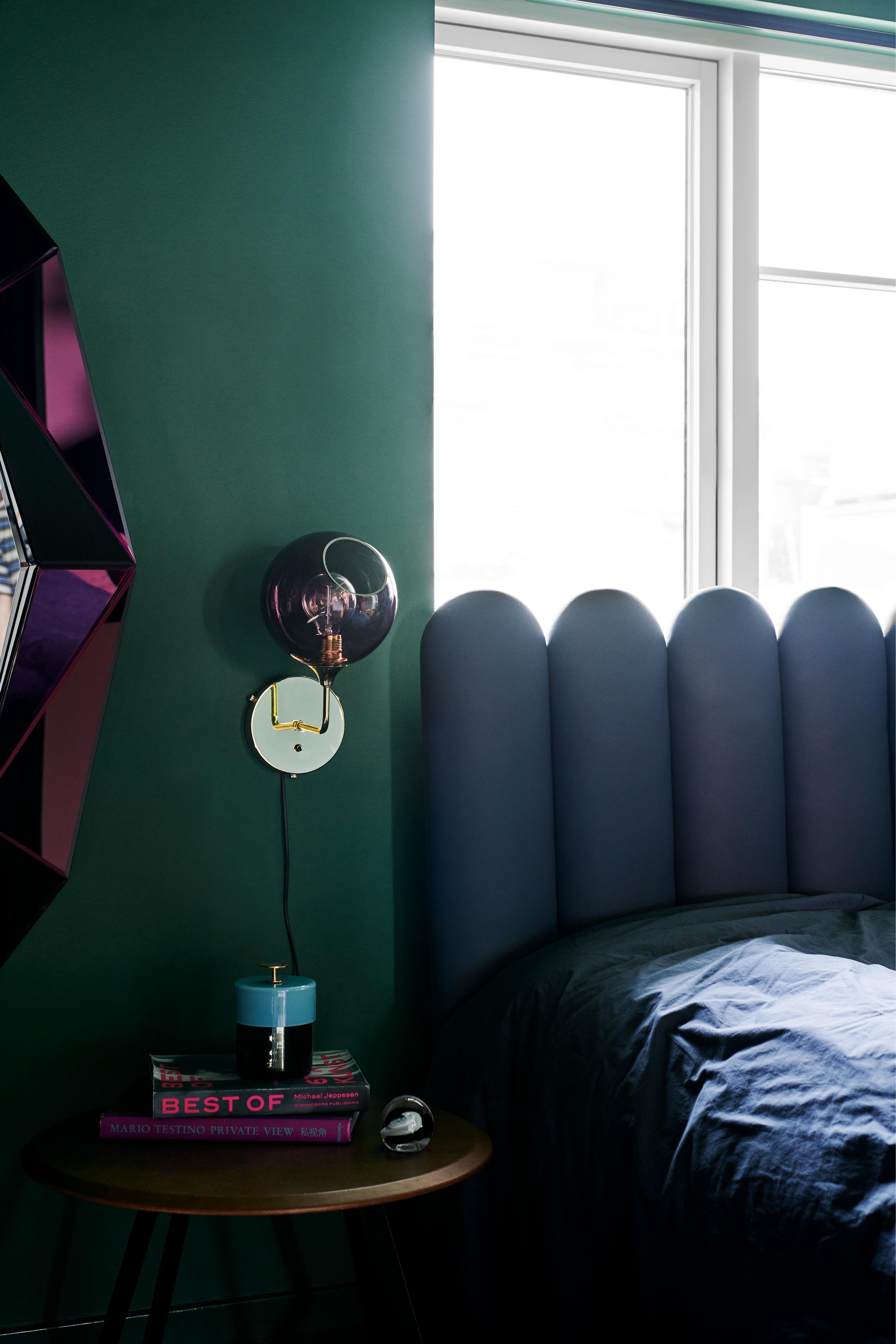 Nástěnné svítidlo BALLROOM švestková sklenice se zlatým podstavcem