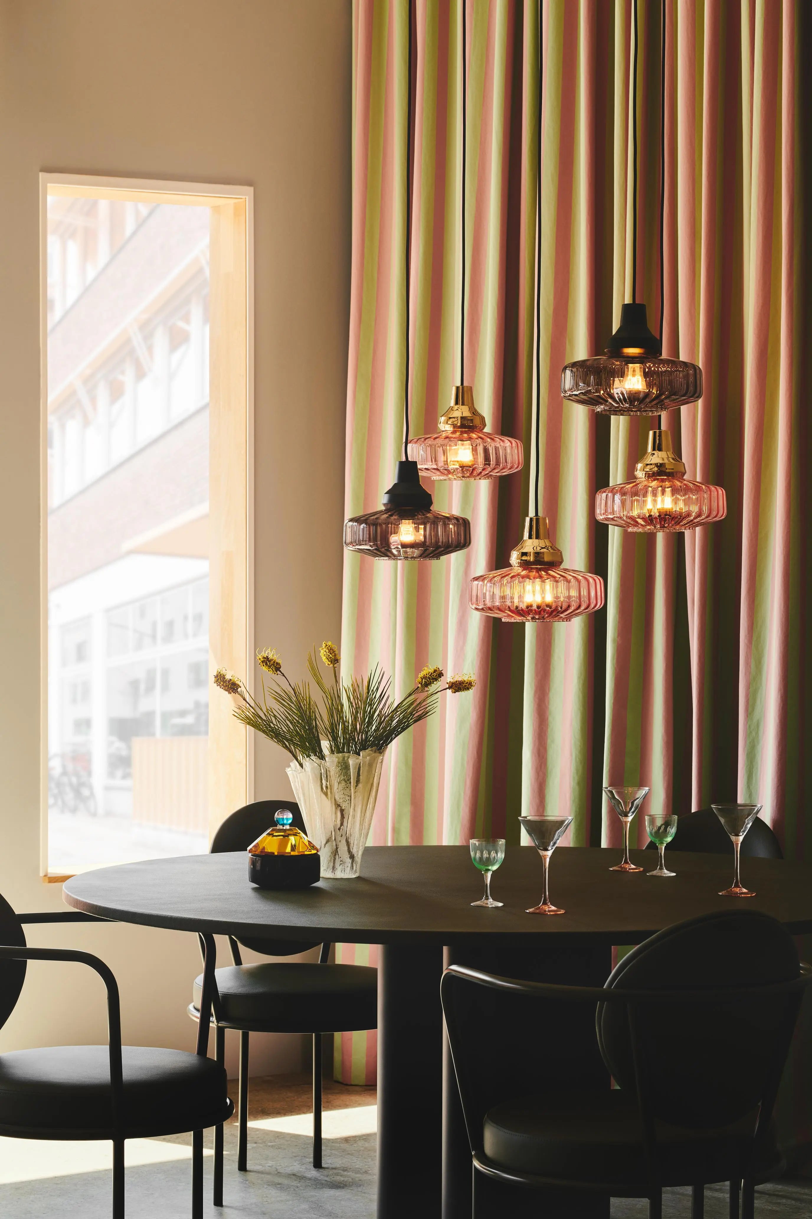Lampa wisząca NEW WAVE OPTIC dymione szkło z czarnym wykończeniem – styl nowoczesny