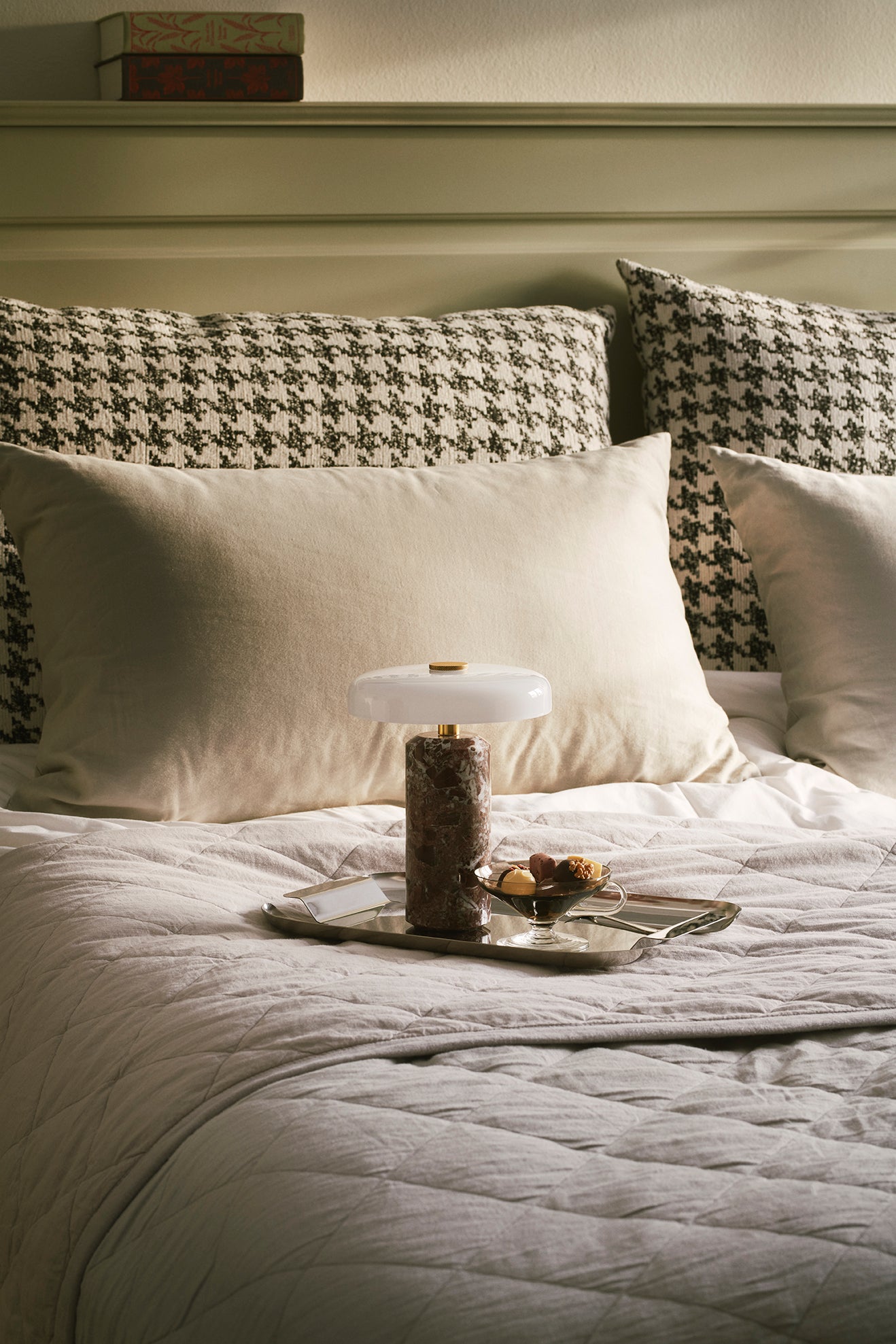 Přenosná lampa TRIP burgundová mramor s mléčně bílým sklem