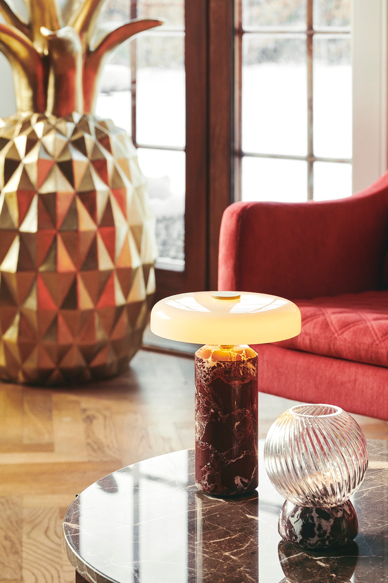 Přenosná lampa TRIP burgundová mramor s mléčně bílým sklem