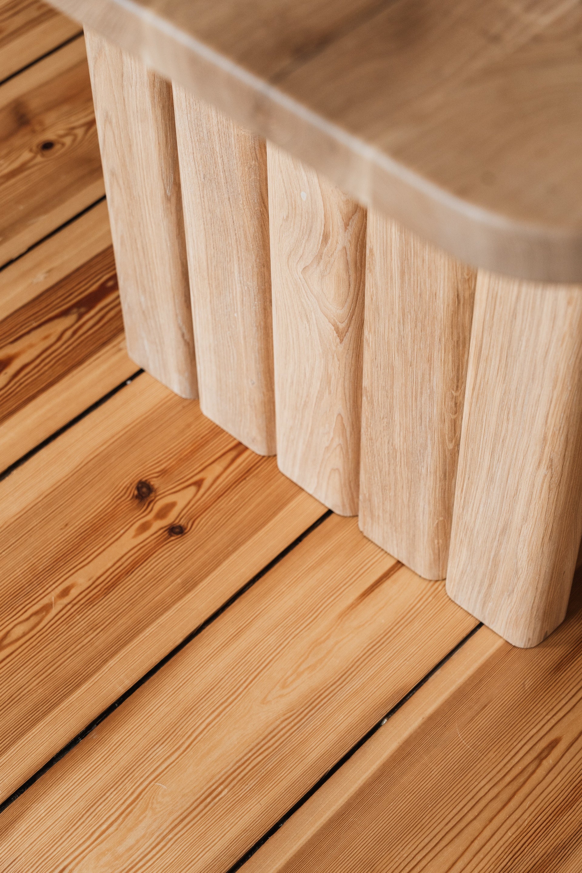 LEON Table in Oak Wood
