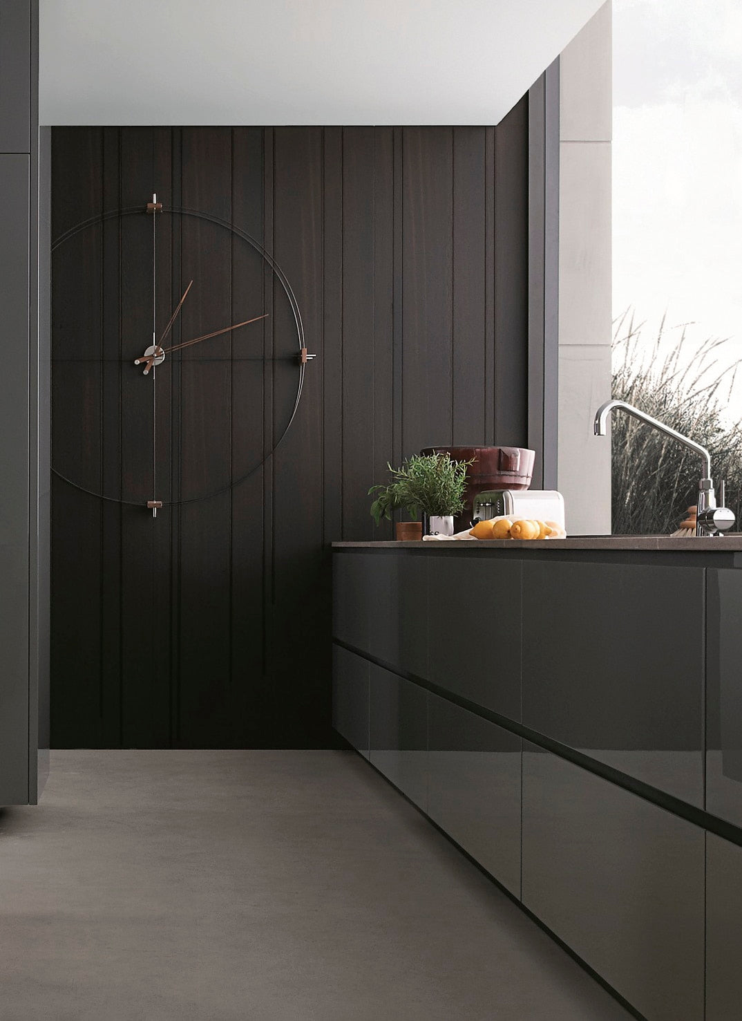 Nástěnné hodiny DELMORI ořechové dřevo s černou a chromem