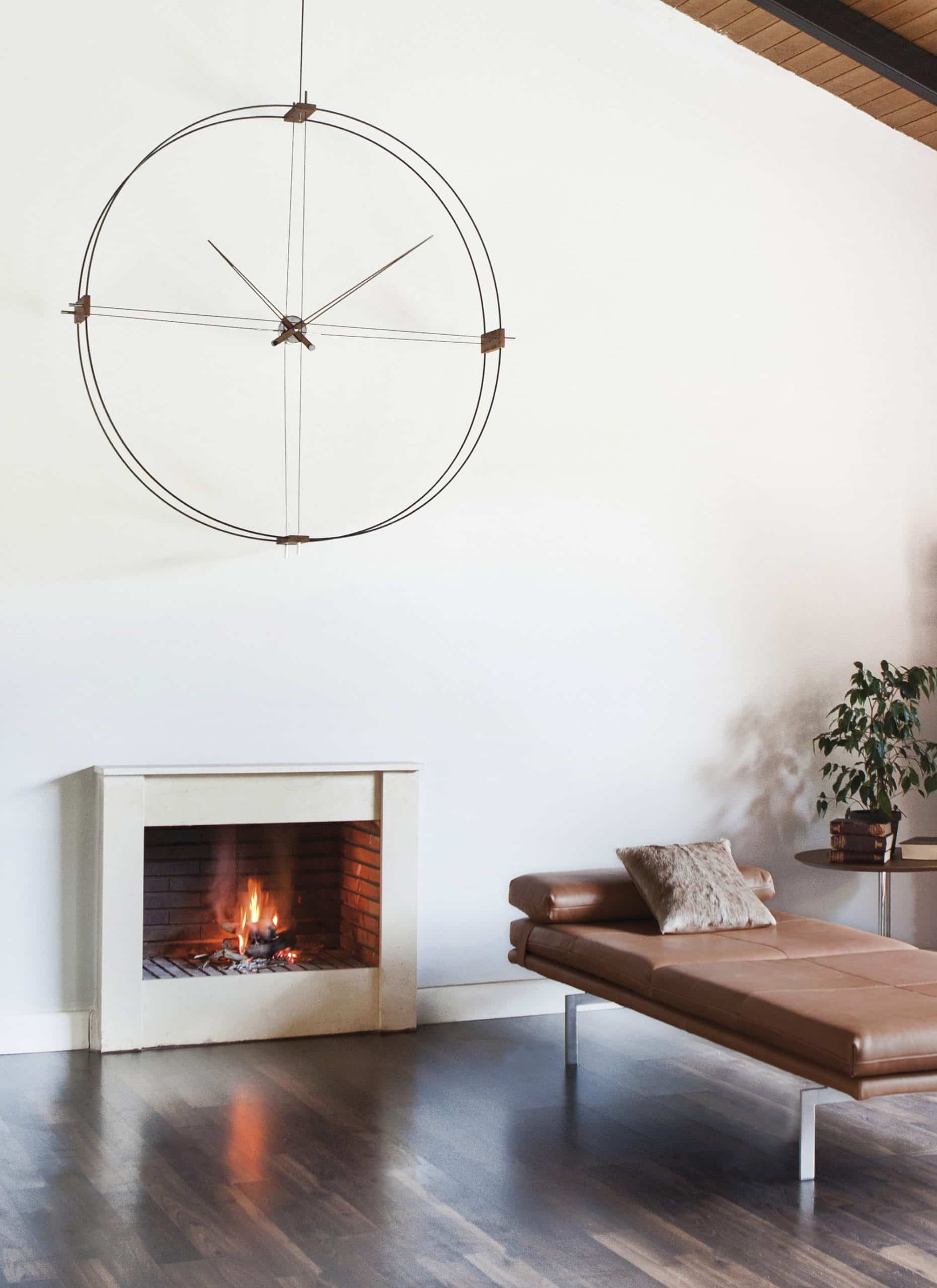 Nástěnné hodiny DELMORI ořechové dřevo s černou a chromem