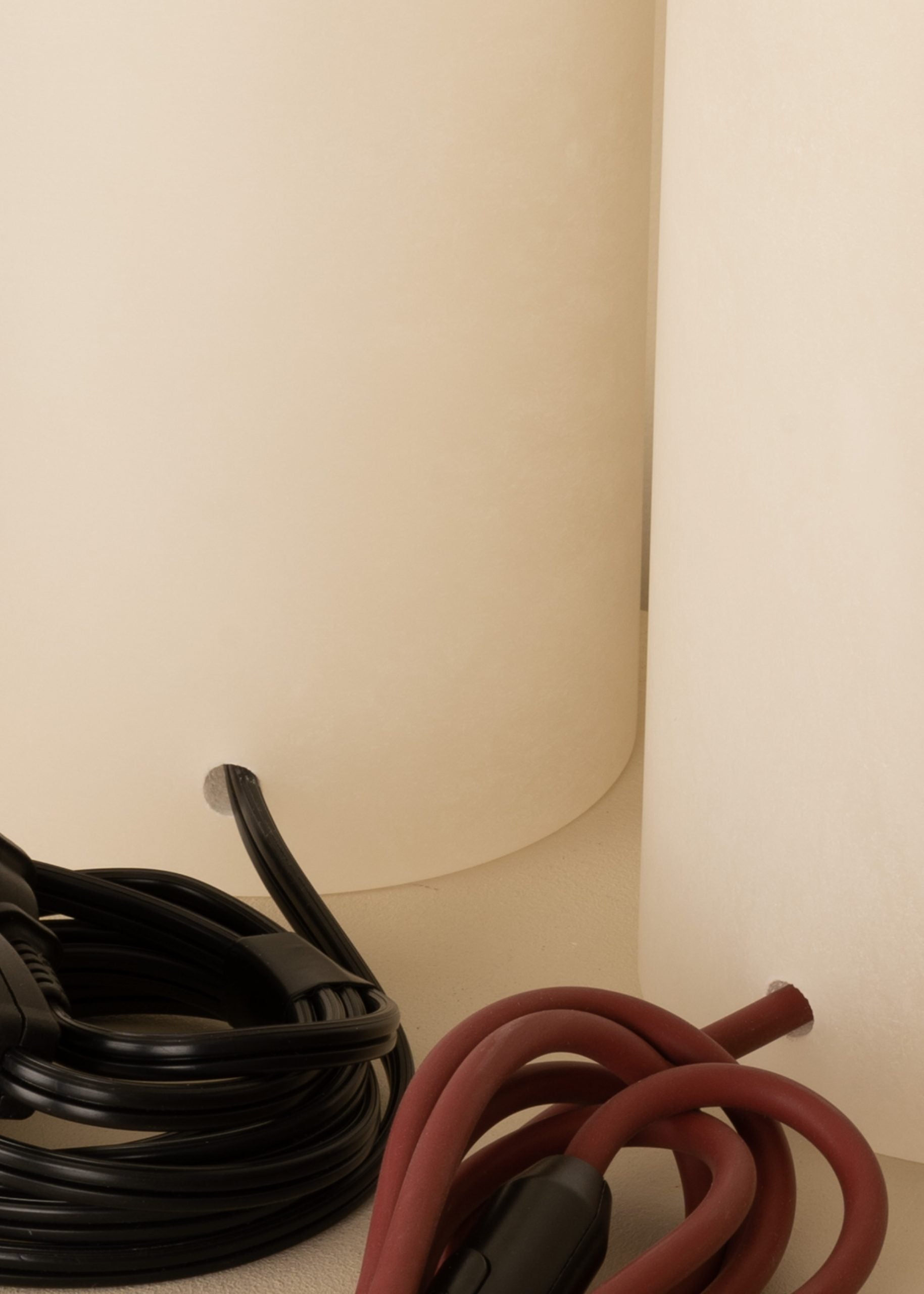 Stolní lampa PEONA bílý alabastr