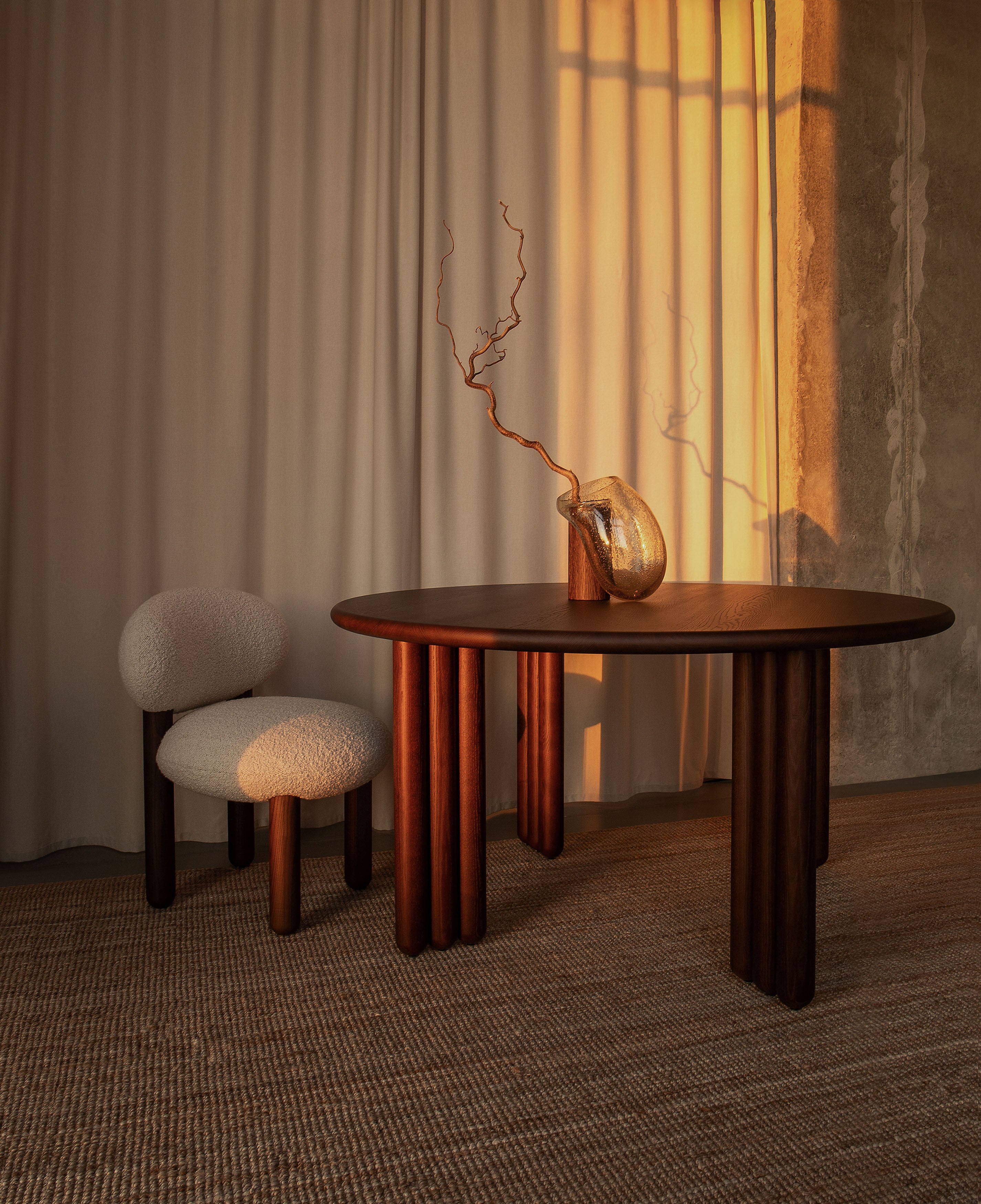 Kulatý stůl FLOCK z hnědého jasanového dřeva