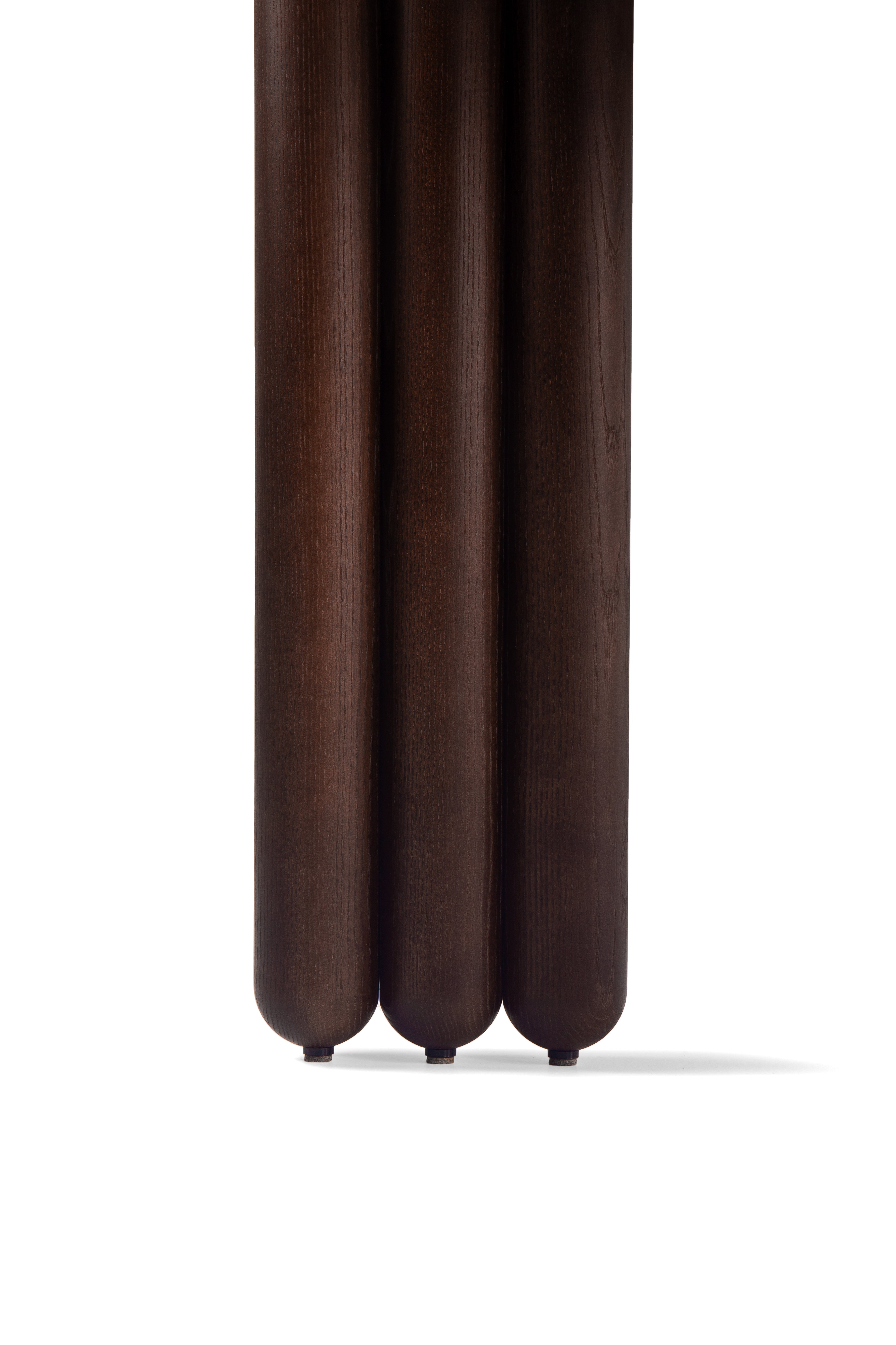 Kulatý stůl FLOCK z hnědého jasanového dřeva