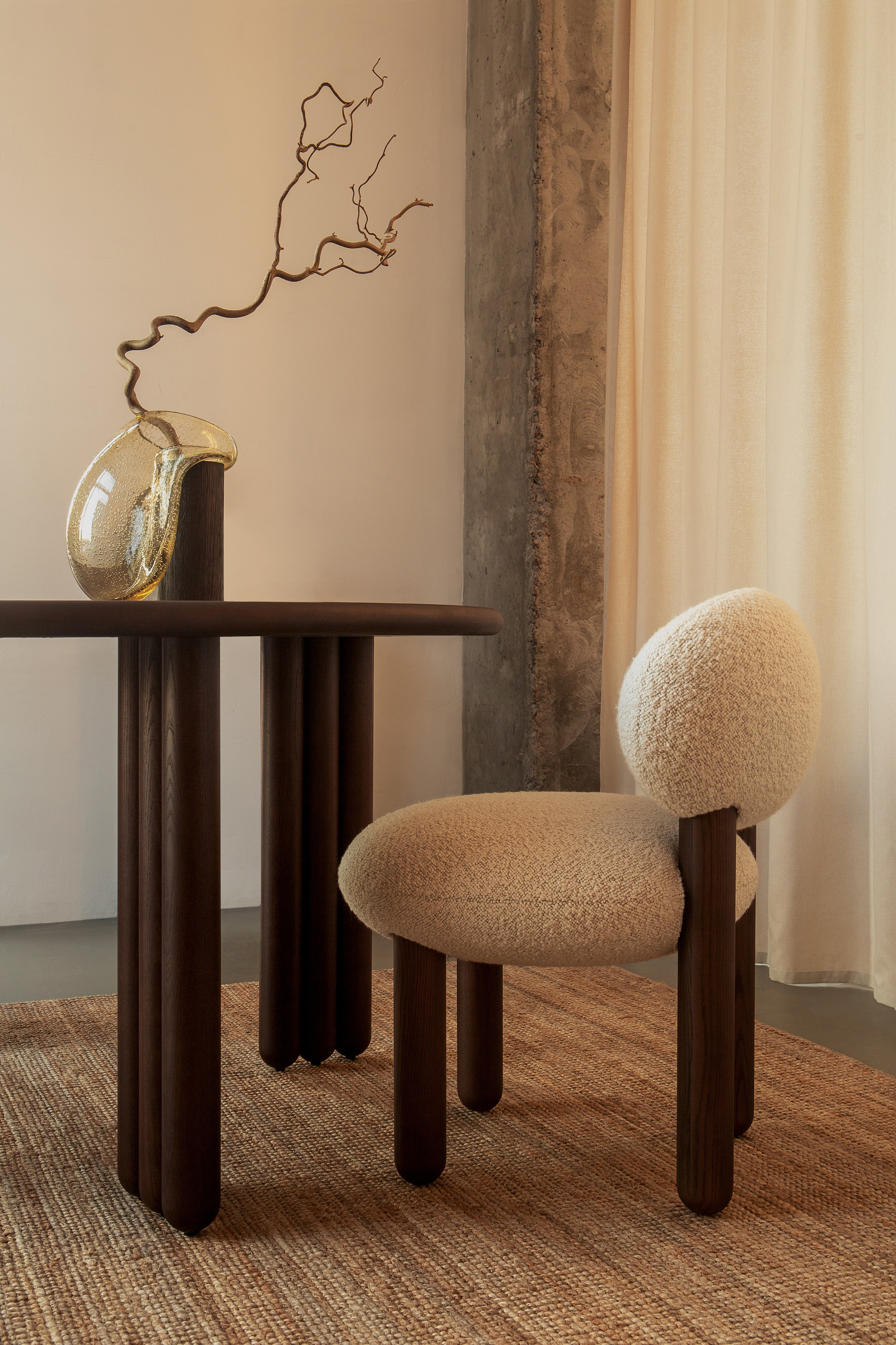 Kulatý stůl FLOCK z hnědého jasanového dřeva