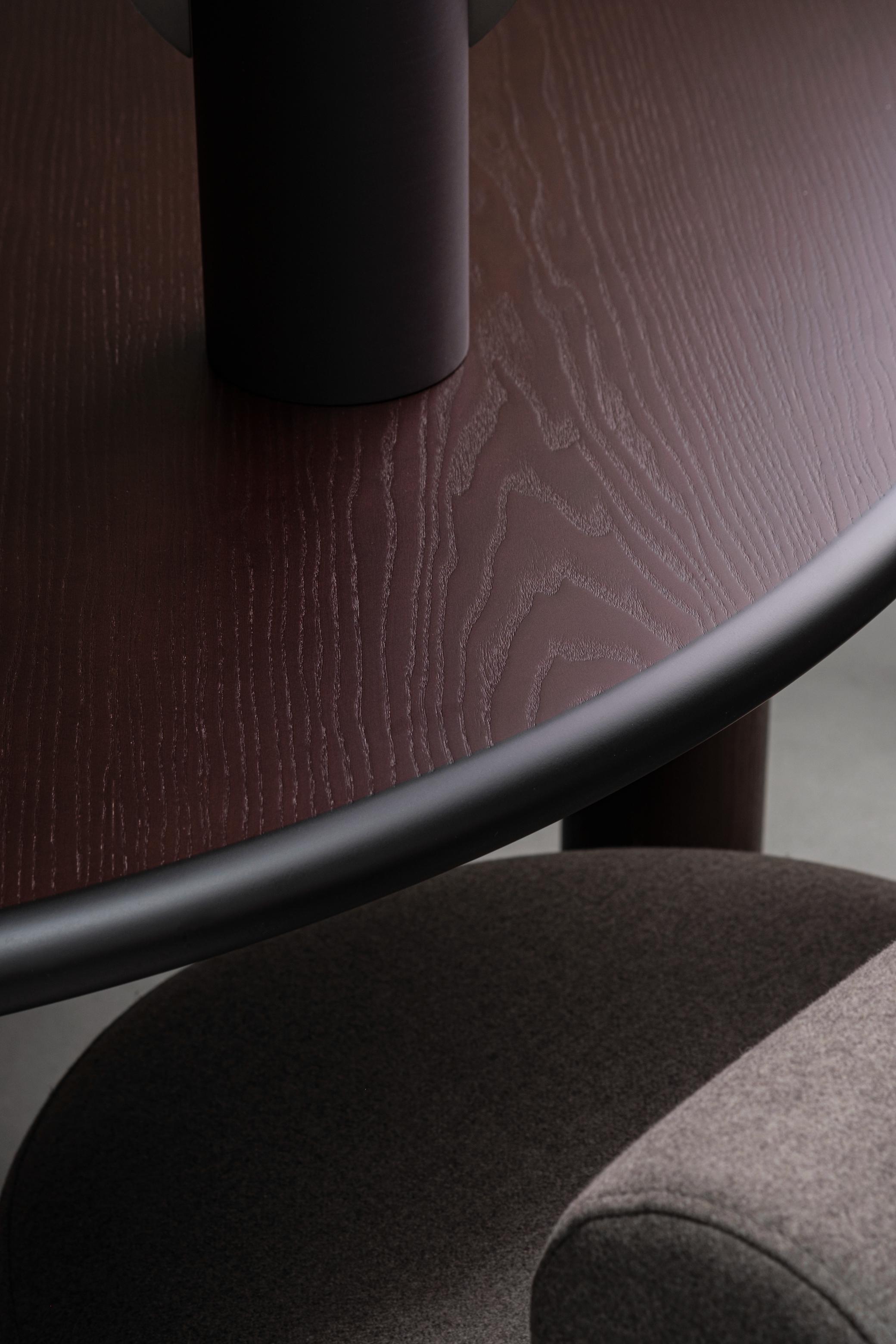 Kulatý stůl PAUL z hnědého jasanového dřeva