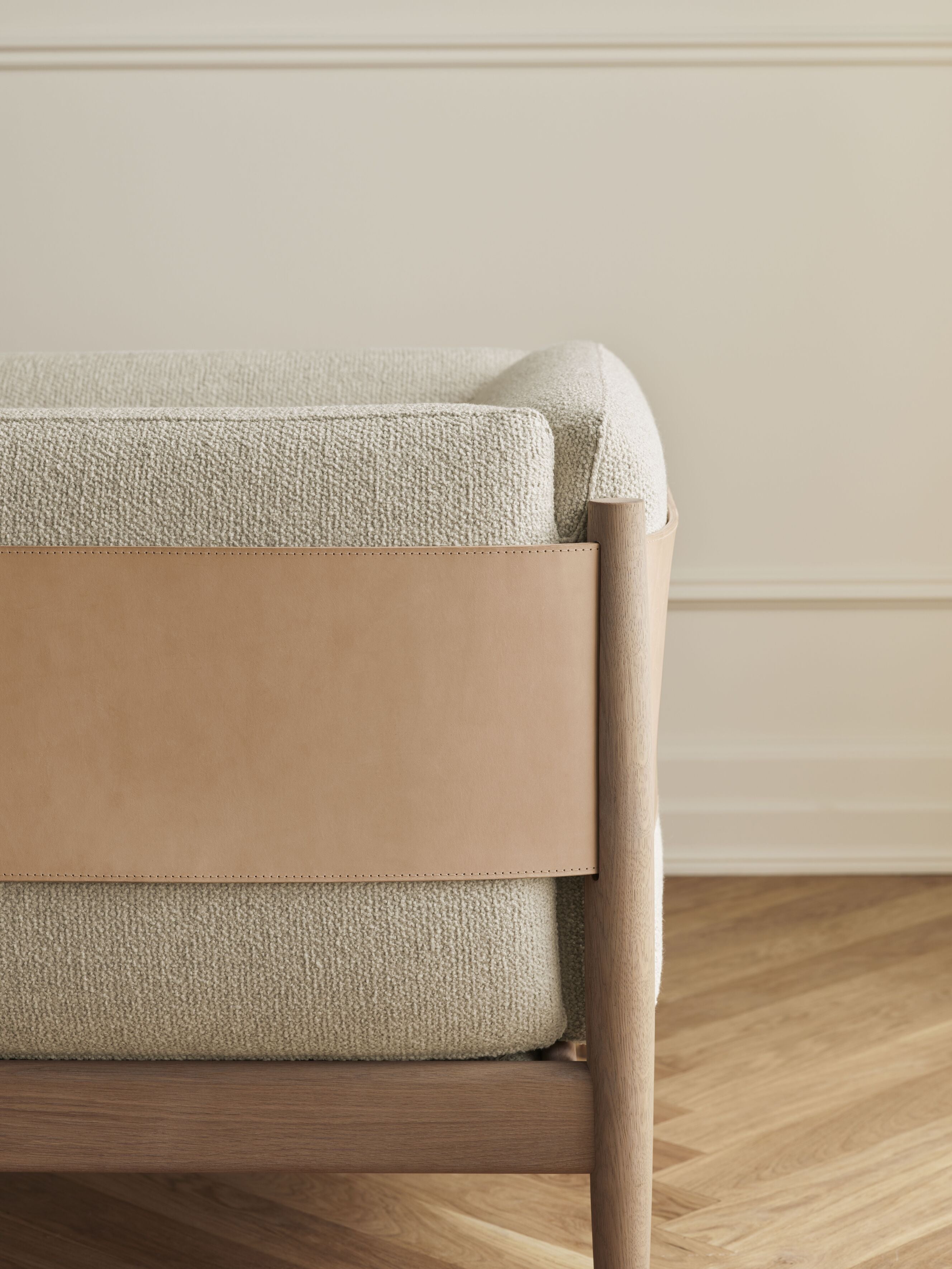 Dive armchair natural leather with an oak base