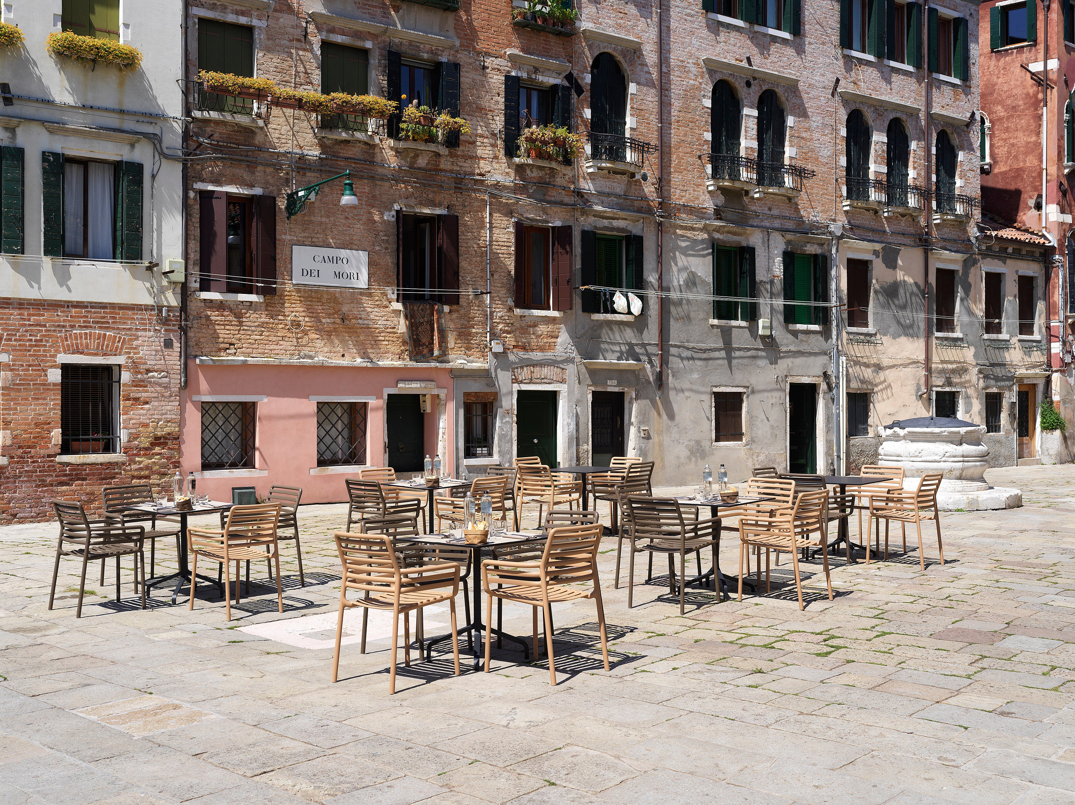 Venkovní křeslo s opěrkami DOGA cappuccino