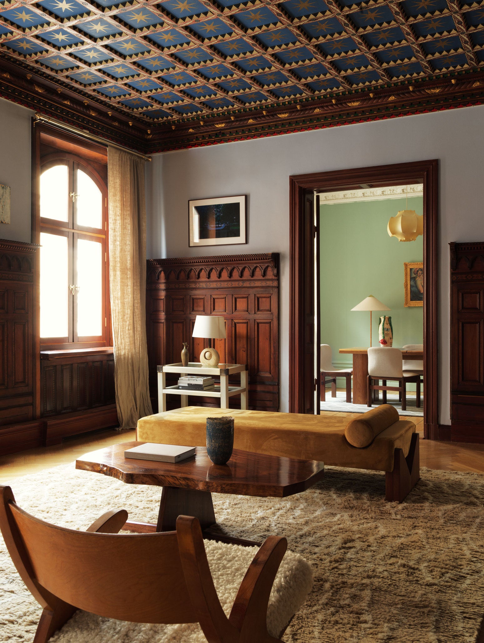 Ležanka v hořčičkovém sametu