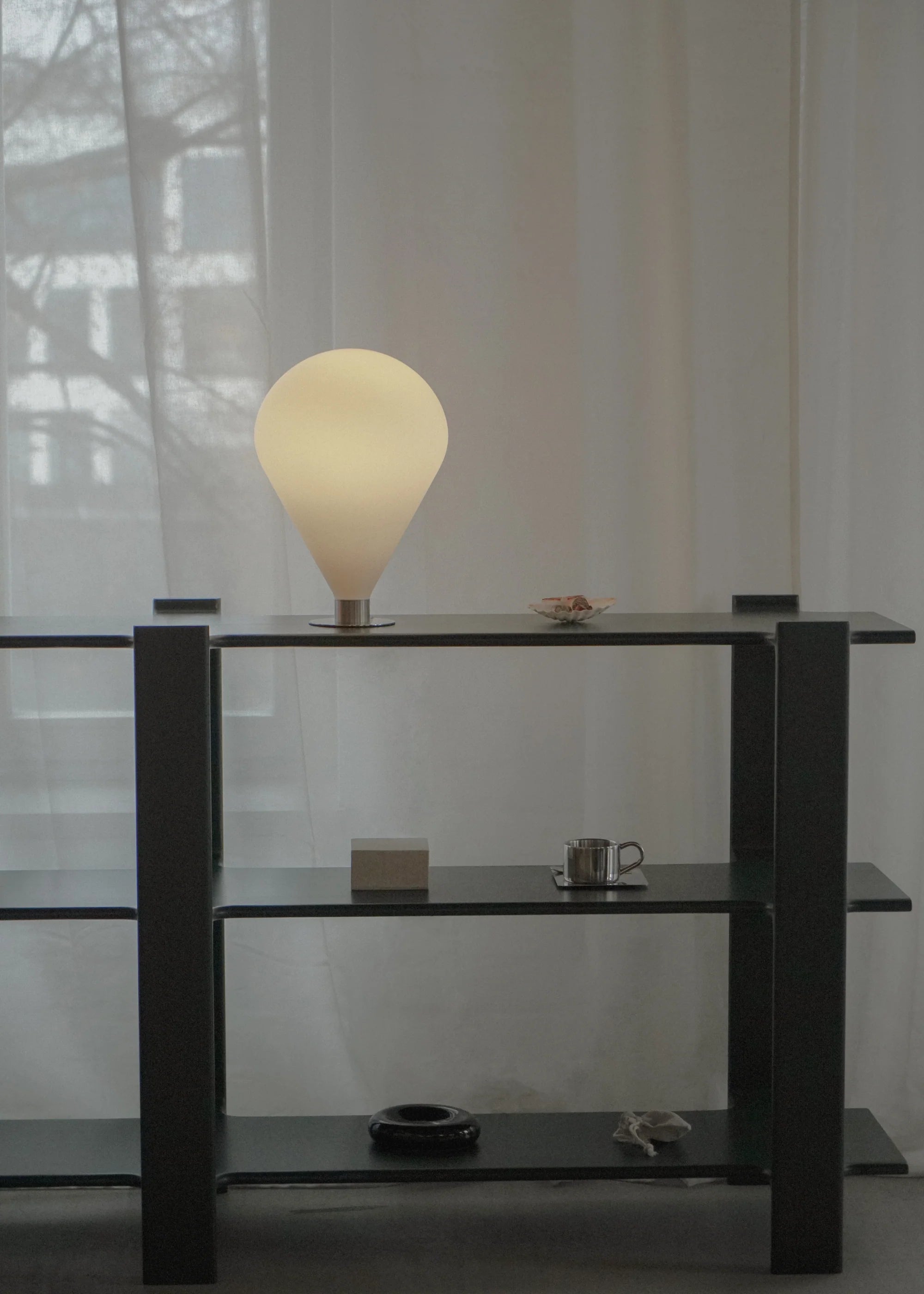 Stolní lampa ELY bílý stínidlo se stříbrným podstavcem