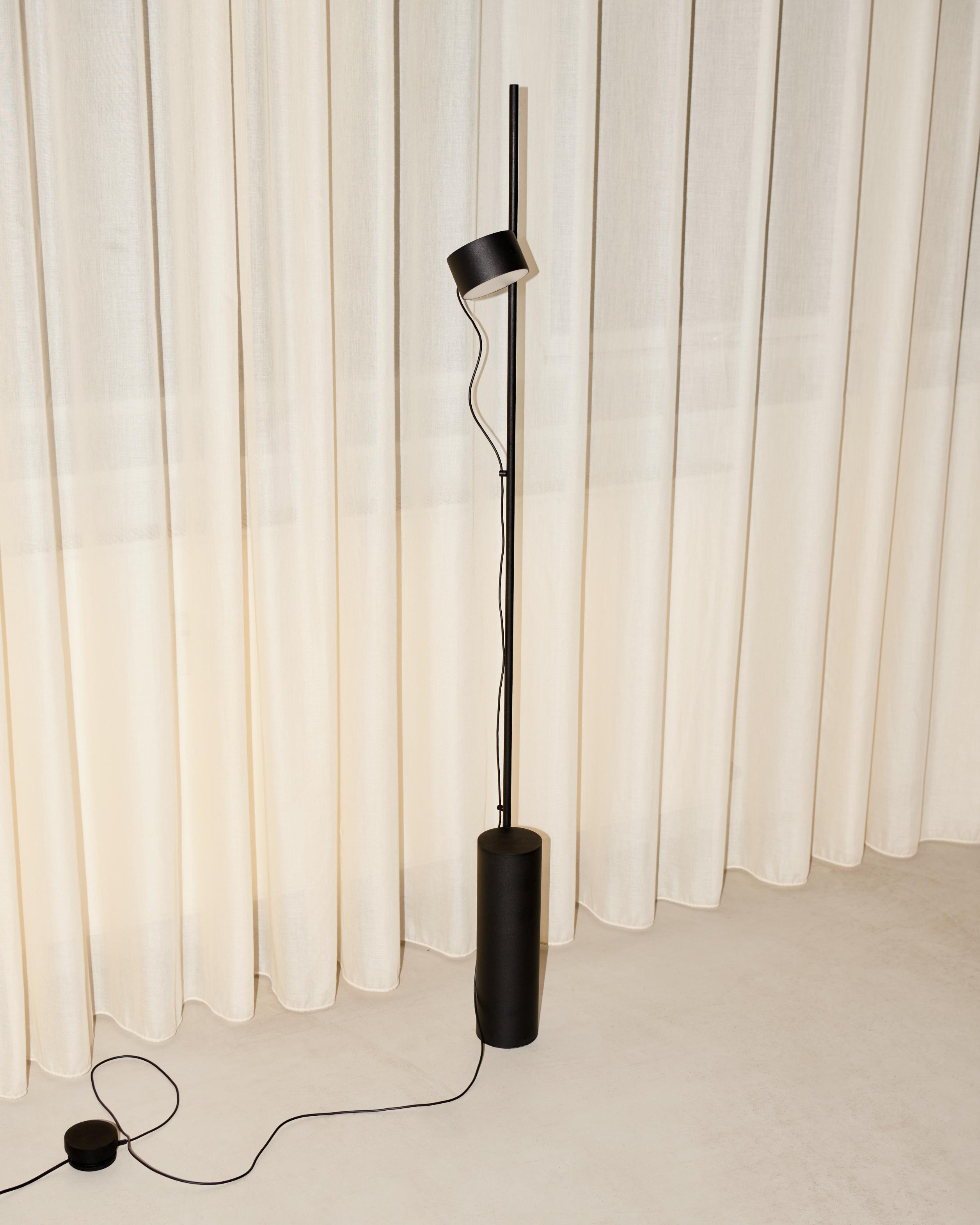 Stojací lampa POST černá
