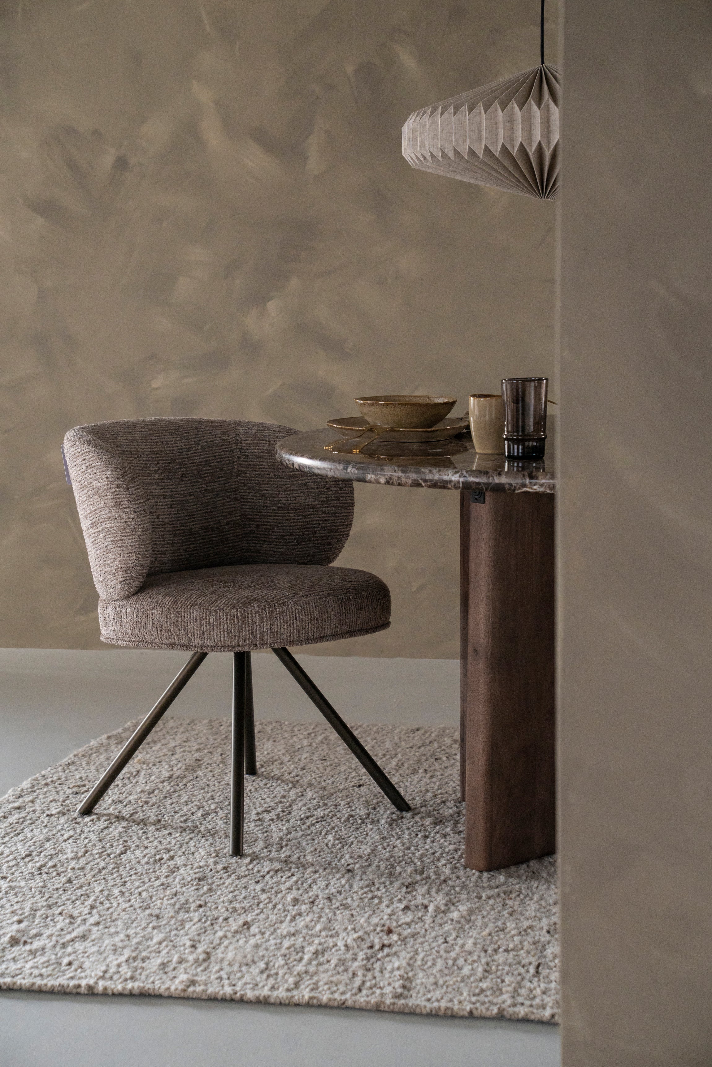 Otáčecí křeslo JAYSON taupe s tmavě hnědou základnou