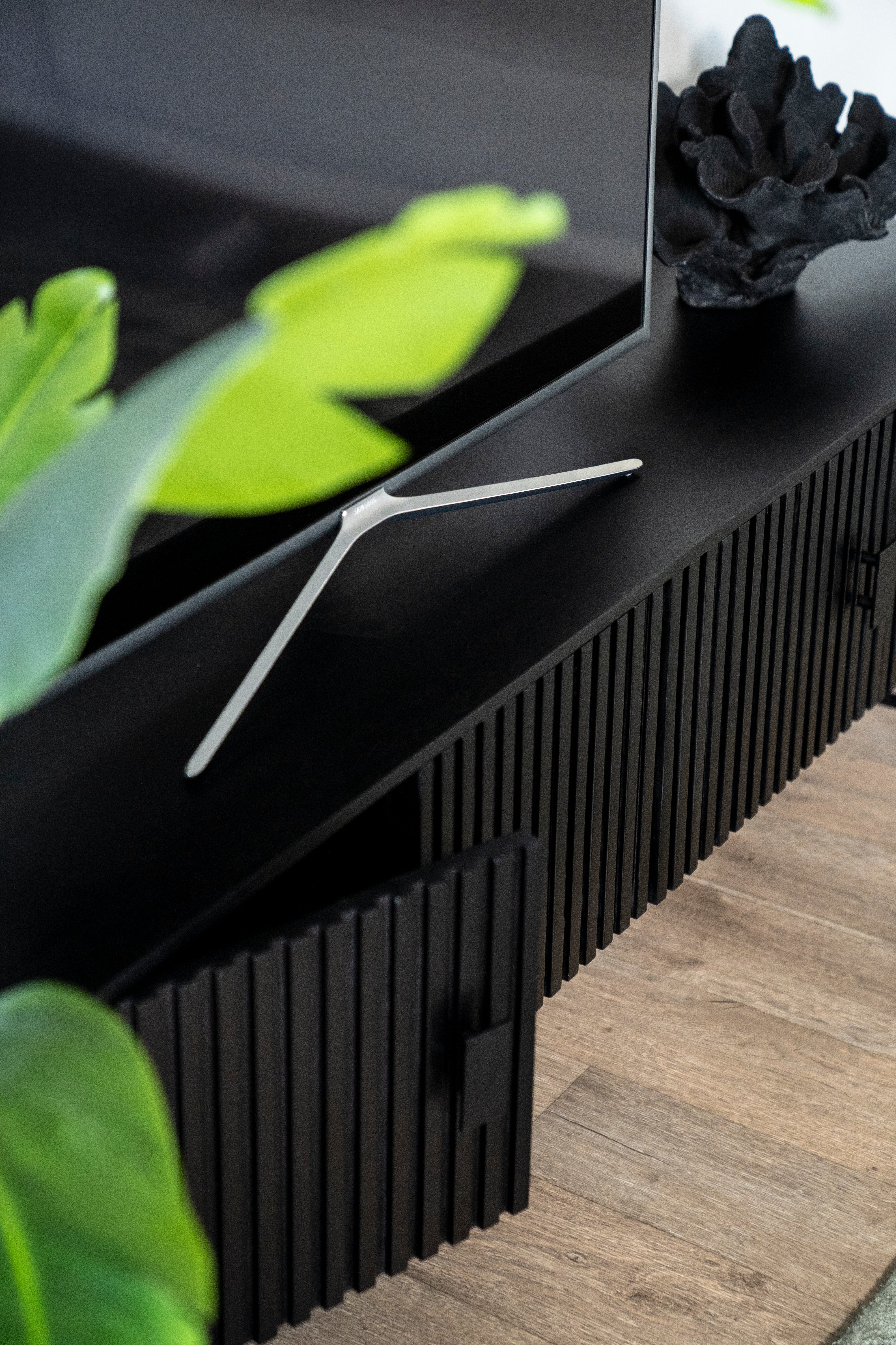 Televizní stolek REMI černé mango dřevo