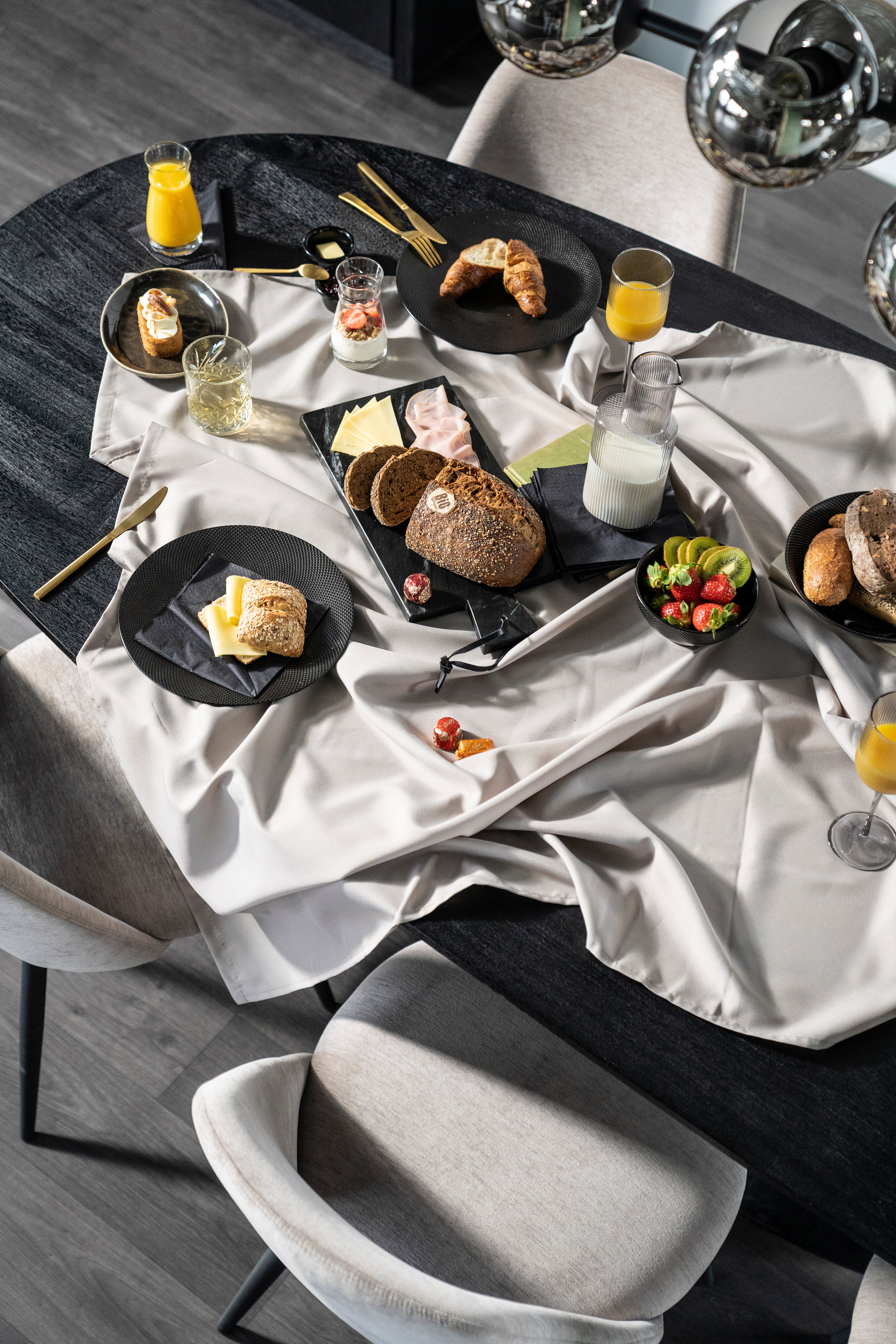 ARON Oval Table Black Mango Wood