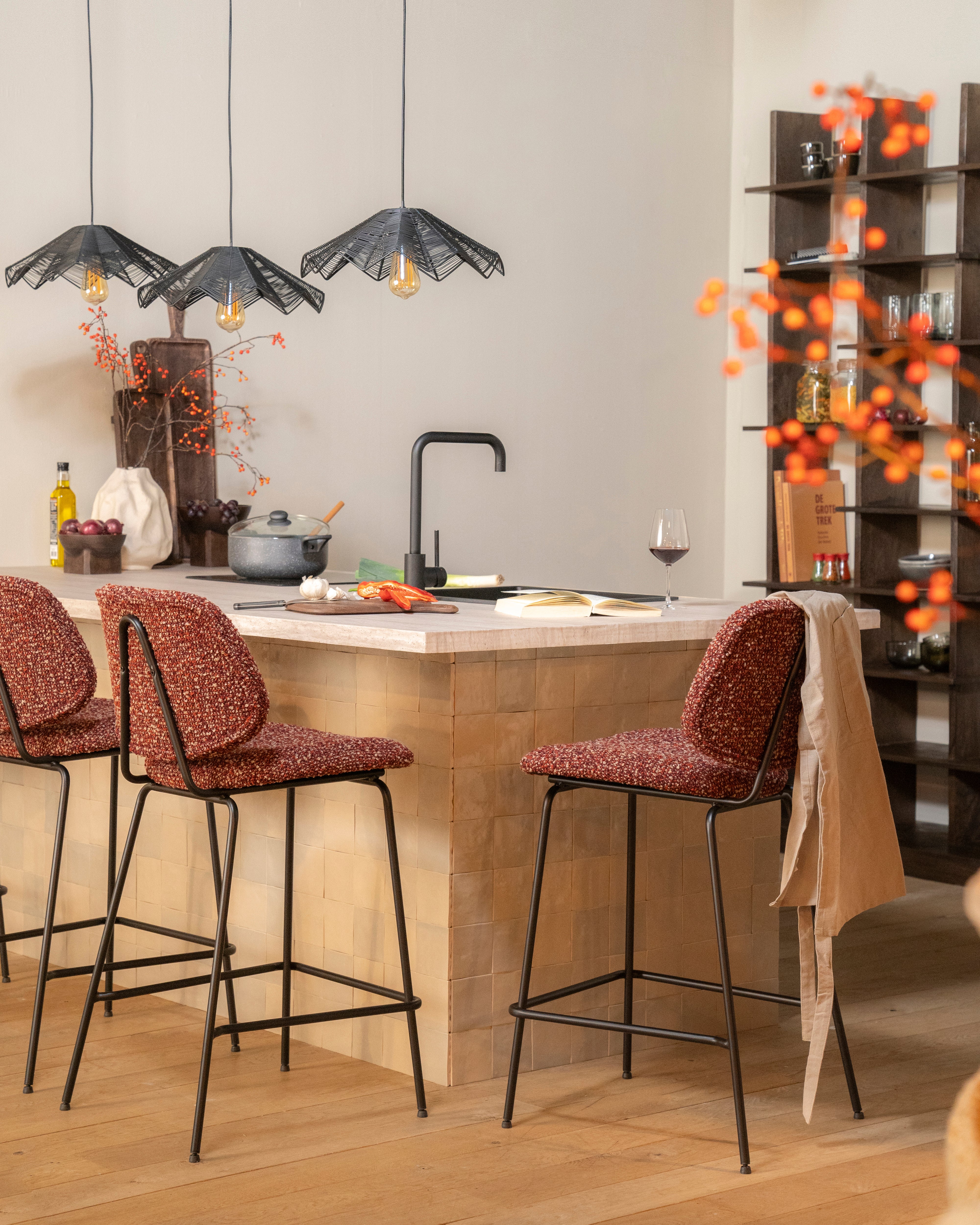 Hoker JON béžový s černým podstavcem