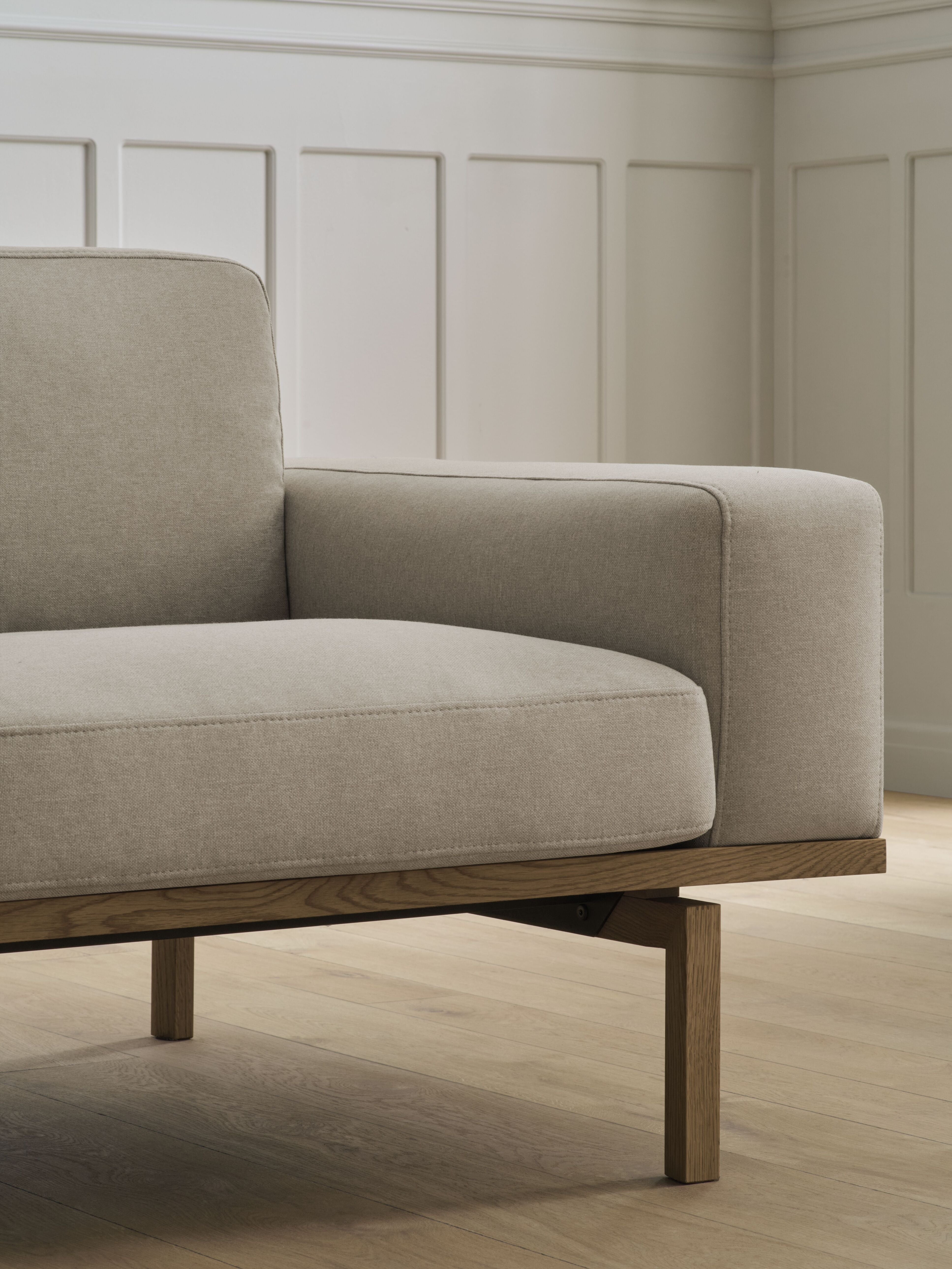 Sofa pro 2 osoby ELTON s podstavou z běleného dubového dřeva