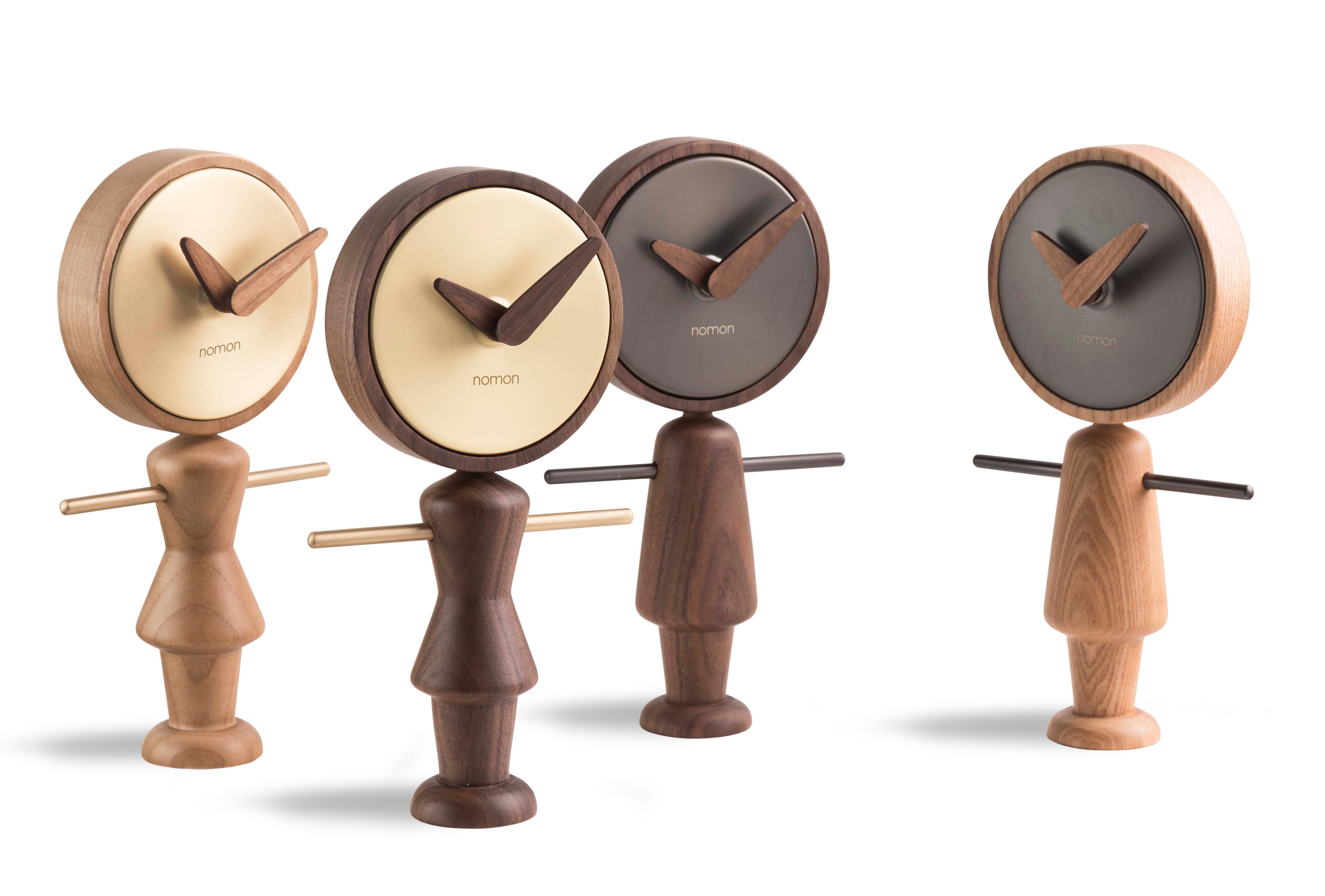 Stolní hodiny NENA z ořechového dřeva s mosazným povrchem