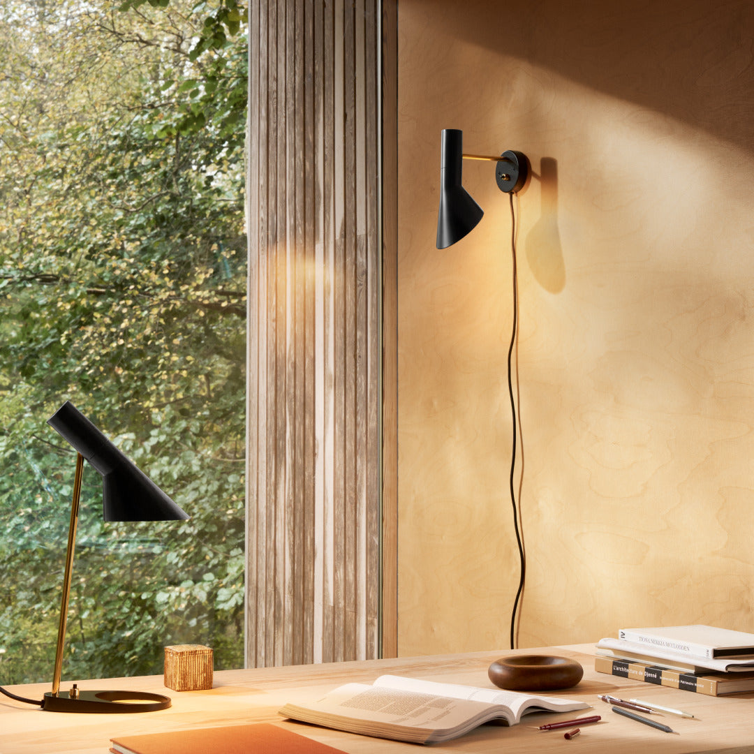 Nástěnná lampa AJ černá s mosazným detailem