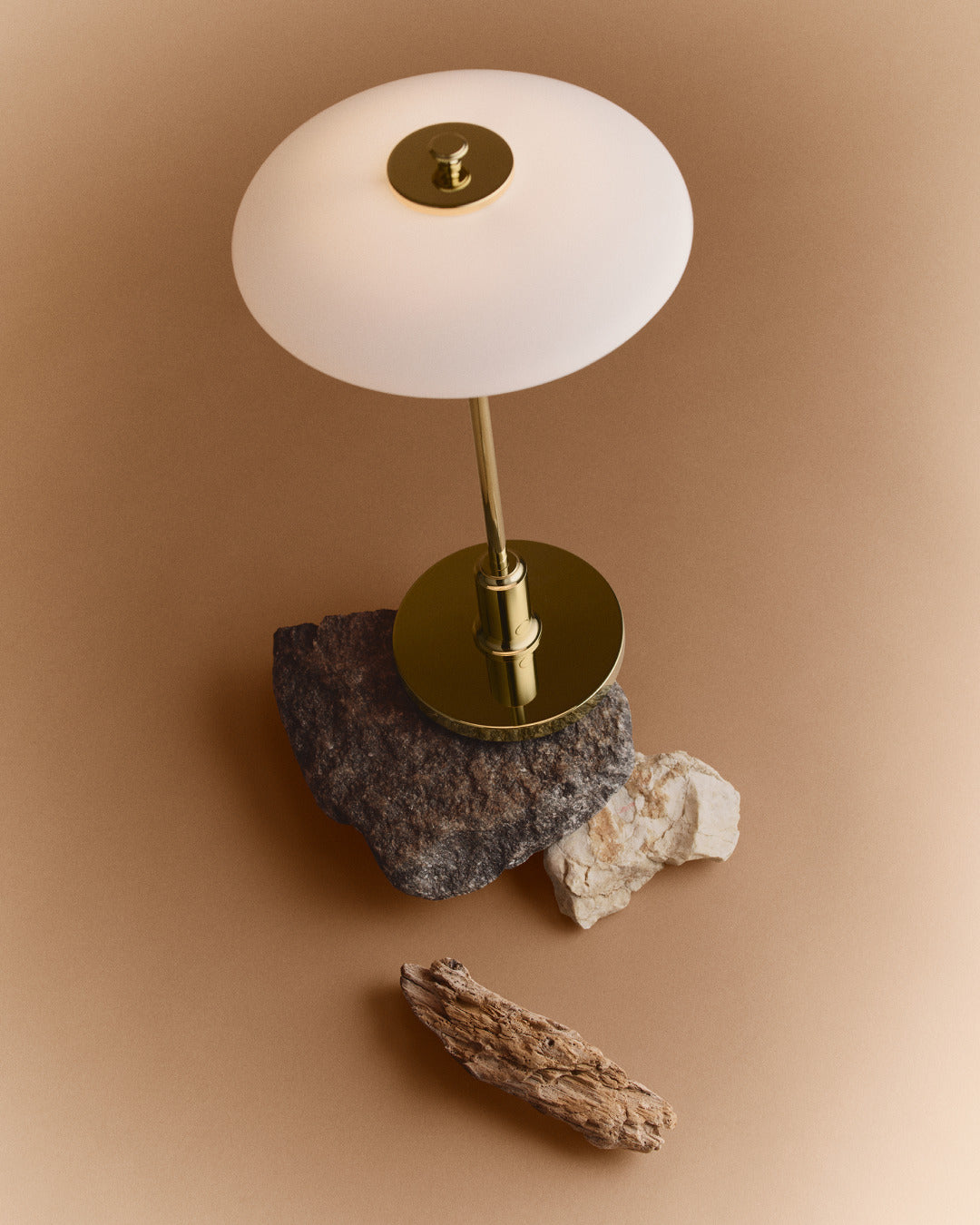Přenosná lampa PH 2/1 bílá s mosazným podstavcem
