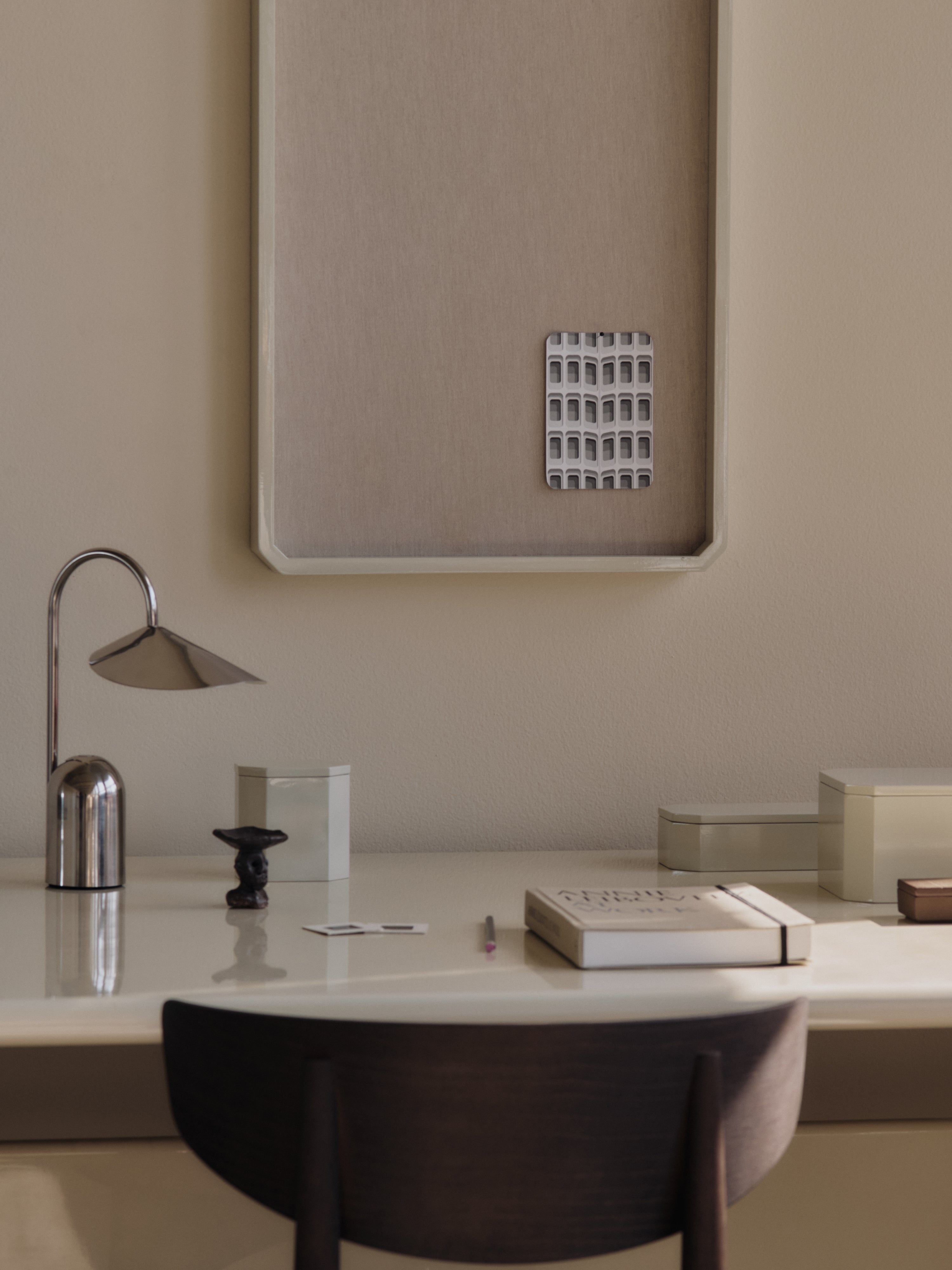 Tabulka NOVAs šedá s červeným rámem